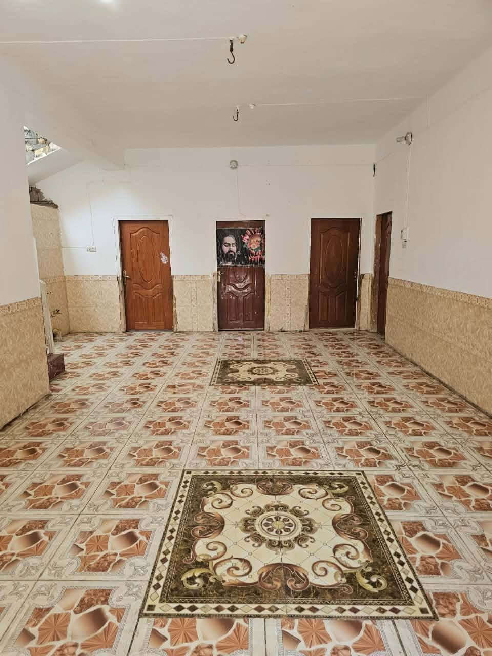 بيت للبيع طابو صرف في المجد قرب مركز الشرطه المجد يم الروضه مساحه البيت 
٣٠٠م يتكون البيت من ستقبال + ٣ غرف + هول + مطبخ + مخزن + مساحه كدام البيت+حمامات
كافه الخدمات متوفره 
سعر البيت او الاستفسار تصال على هذا رقم ***********
