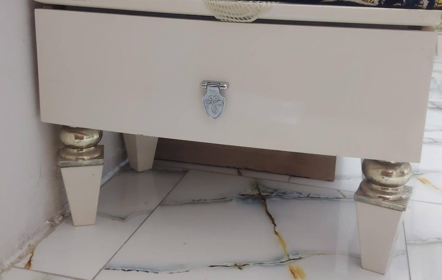 غرفة نوم ٦ قطع بيها اضرار بسيطة ابيع علئ وضعها
السعر ٢٥٠.٠٠٠ العنوان بغداد البلديات قرب محطة وقود سما البلديات
للاستفسار واتساب فقط ***********
