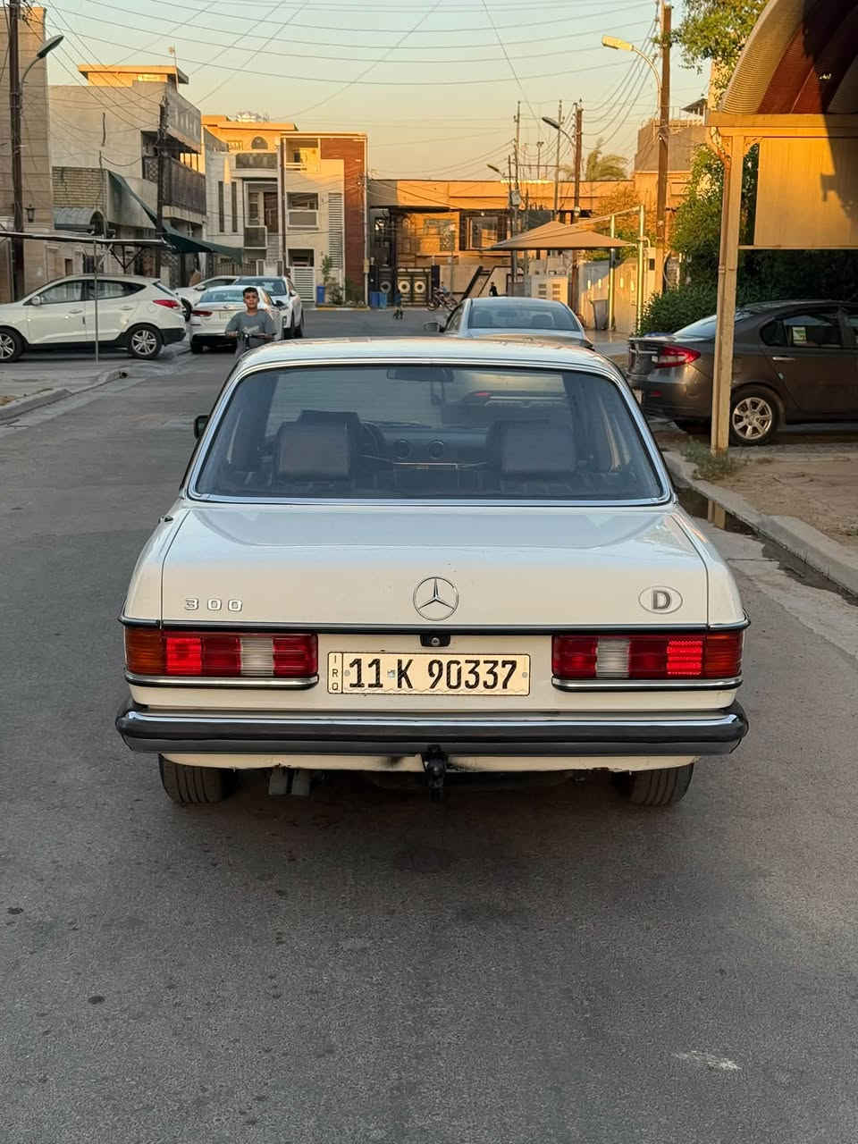 مرسيدس w123 ابو جحيل موديل 1983 اصل .. محرك بلادي 6 سلندر حجم 300 عنكبوت
السياره مكفوله من الضربه او التعمير ،، صبغ جماليه فقط 
محرك وكير جدد تبريد شغال صدر امامي خلفي تخم تاير كله جديد ،،، السياره بلواقع احلى من الصور وغرفتها جديده
رقم بغداد دولي وبأسمي ،، المكان بغداد حي الخضراء
السعر 70 ورقه ،، ***********
