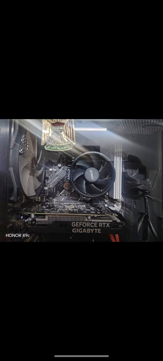 الكرت الشاشه 6g Gigabytes 3050
المعالج razen 5 4500 6 core

البورد ASUS Prime B450M-K

الرامات 16g 3600MT/s MASS COOL

المساحة m.2 واحد تيرا

المساحة HDD واحد تيرا

المساحة HDD 500 غيغا

(مجموع المساحه ٢ تيرا ونص)

البور سبلاي 550w MASS

الكيس Systemtreff ST-501 

وجوستك  حترافي  و ماوس باد ارجيبي  ريد دراكون وكيبور ريد دراكون ميكانيكي حترافي  السعر ٧٢٥ الف وبي مجال 

ودنكل وافاي التجميعة كلش نضيفه رقمي *********** متوفر واتساب

نص مكتوب في الصور:
- HONOR X9c