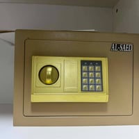 غراض للبيع قاصه وسط وكامرة وبلندر كلهن  90 الف  تواصل على رقم 07761719...