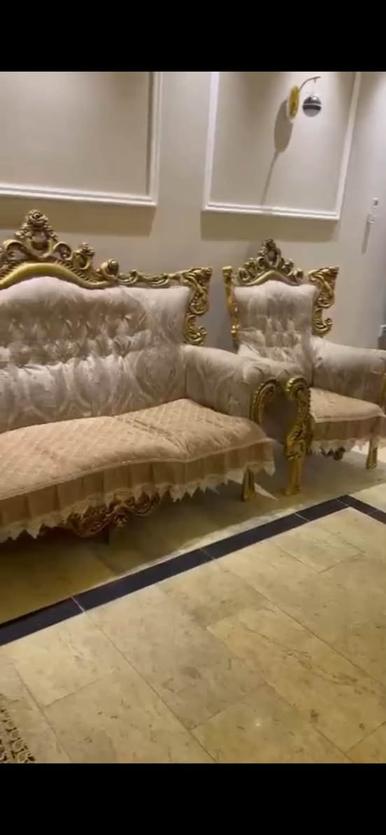 سلام عليكم تخم للبيع
قماش نظيف جداً وحالة ممتازة.
 ٢٠ مقعد مناسب للمجالس والصالات الكبيرة.
الاستخدام فترا قصيرة وما يحتاج أي تصليح.
📍الموقع: (بغداد-الدورة)
💰السعر: مليون وميه (1,100,000)
📩 للاستفسار  راسلني على الخاص او رقم
(***********)
