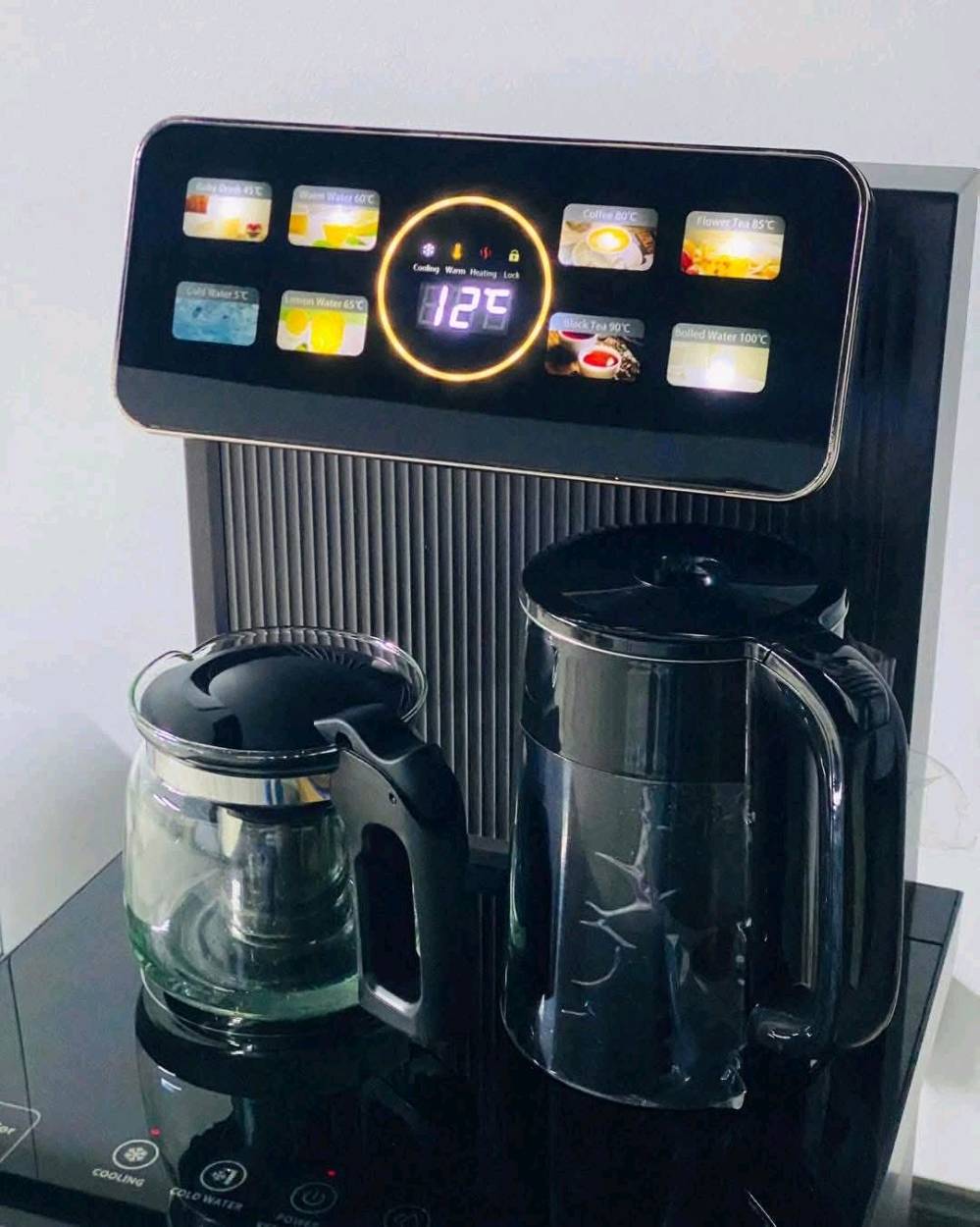 ☕💧توفر من جديد 
براد الماء الذكي + غلاية وقوري شاي من أمبليوم
✨ إصدار 2026 الجديد

جهاز واحد يجمعلك المي البارد والحار + الغلاية + قوري الشاي بتصميم عصري ومرتب، حتى كل احتياجاتك تكون بمكان واحد 🤩

🔹 المميزات:
✅ ماء بارد وحار
✅ غلاية شاي مع قوري ☕
✅ تحكم بالأوامر الصوتية 🎙️
✅ شاشة لمس للتحكم بالجهاز والغلاية 📱
✅ ريموت كنترول 🎮
✅ دبة ماء داخلية مخفية بتصميم أنيق
✅ نظام أمان للتشغيل
✅ مناسب للبيت والمكتب والاستقبال
✅ ضمان سنة كاملة 🛡️

🔥 إذا تريد جهاز عملي، أنيق ويجمع أكثر من وظيفة بجهاز واحد، فهذا براد أمبليوم الذكي إصدار 2026 يستحق التجربة.