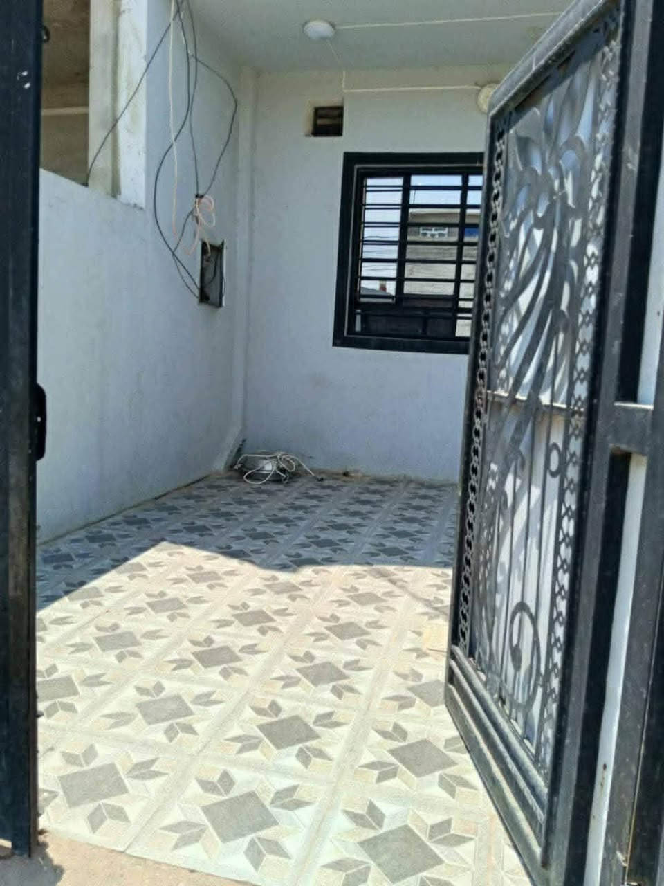 بيت للبيع في حي الأول خلف جامع الياسين مساحه 180 متر سند ابيض سعر 45 نتصل على رقم *********** وتساب
