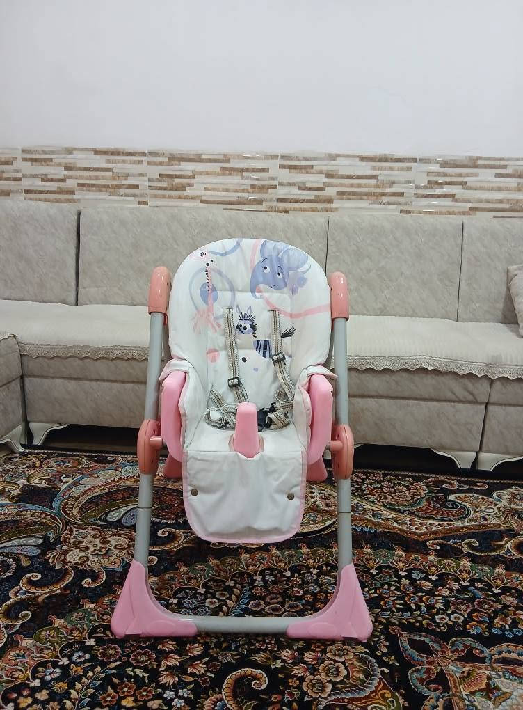 کورسی نانخواردنی مناڵ زۆر تازەوبێعەیب ، قایشی بەستنەوەی چوار لای هەیە ، دو سینیە سینەکانی لێدەکرێنەوە ، بەرز و نزم ئەکرێت بۆسەر عەرز بۆسەر مێزیش ئەبێت 
کورسیەکەی پاڵ ئەداتەوە بۆخەوتن 
بچوک ئەکرێتەوە بۆگواستنەوە
سریشی زۆر گونجاوە قفڵی 30 هەزارە بێ معامەلە
سلێمانی ، گەیاندن هەیە*********** السليمانية, العراق
