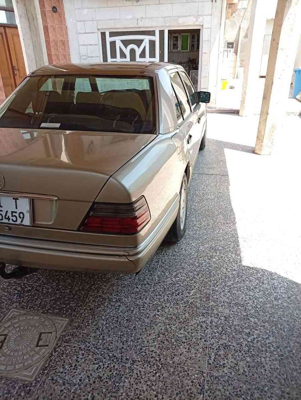 السلام عليكم 
مارسدس دب 
موديل 1990
كير محرك جدد 
رقم دولي سنويه 31 
السياره بسمي تحويل مباشر 
تبريد ثلج 
السياره جاهزه مناقصها اي شي بلاديه 
السعر 65
مكان السياره بغداد الشعب 
***********
