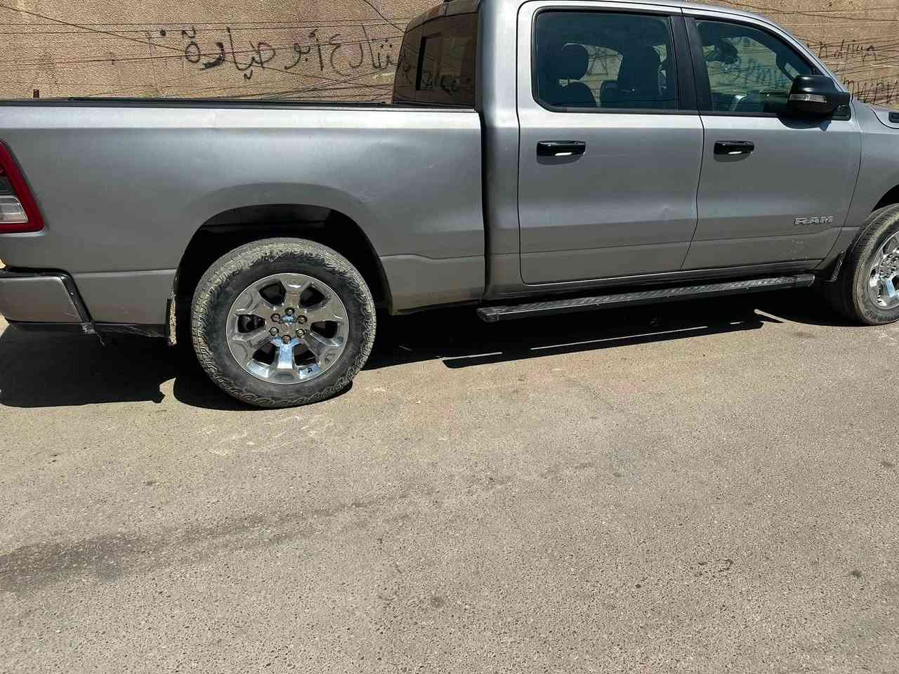 السلام عليكم
دوج رام موديل 24 ماشيه 34 الف ميل 

السعر 240 

حادثها بجم شاصي ولغد 

بك هورن محرك 8 اي تورك بدي طويل باب طويل فور ويل حساسات امامي وخلفي توقف ذاتي رقم بغداد باسمي 

***********
