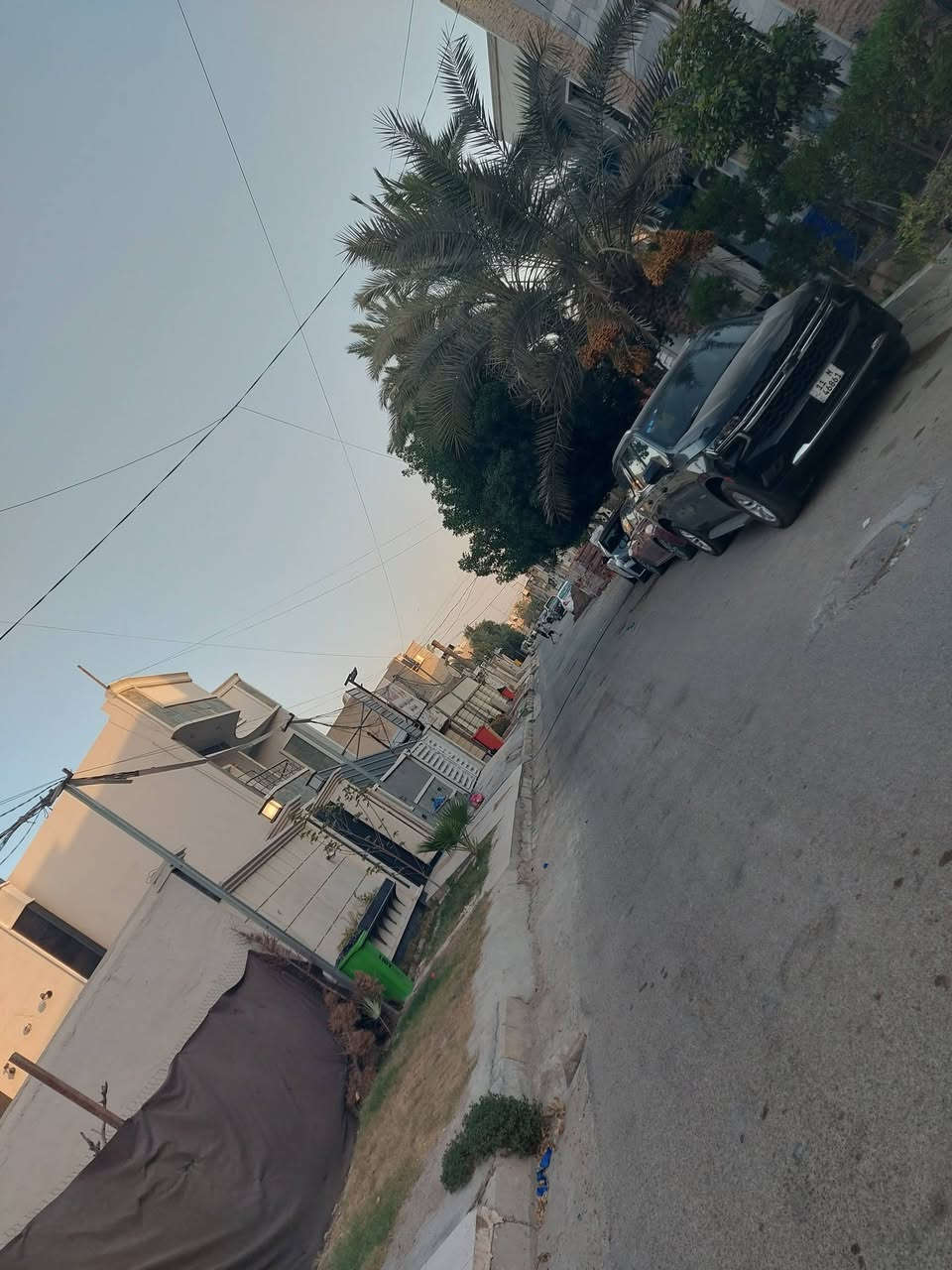 🏘 دار للبيع أو [[ للأستثمار ]]  ✅️ بعقوبة الجديدة ✅️ دور الضباط 
✅️ بناء نهاية التسعينات ✅️ نظيف جدا صالح للسكن ✅️ ✅️ طابو ملك صرف ✅️ تحويل مباشر بالطابو
🔺️ مساحة ( ٣٠٠ ) متر 
🔺️ واجهة ( ٢٠ × ١٥ ) متر 
🏘 طابق الأول : غرفة نوم ✅️ ستقبال كبير ✅️ هول ✅️ صالة ✅️ مطبخ كبير ✅️ مجموعة صحيات ✅️ مناور ( ٢ ) ✅️ كراج سيارة 
🏘 طابق ثاني يتكون من مشتملين 
🏚 المشتمل️ الأول يتكون من : غرفة نوم ✅️ ستقبال ✅️ مطبخ ✅️ مجموعة صحيات 
🏚 المشتمل الثاني نفس مواصفات المشتمل الأول 
للاستفسار مع مكتب نجاح العميري للعقار ☎️
 موقع المكتب ⬅️ مدخل العزات مجاور اسواق نوتيلا الغذائية 🛒 او التواصل على الماسنجر او الواتساب على الرقم *********** 📞📞
