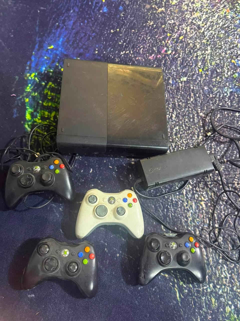 جهاز إكس بوكس 360 (Xbox 360) بحالة ممتازة، يتضمن المواصفات والمرفقات التالية:
وحدات التحكم: 3 أذرع تحكم:(يدة)
 ذراعان لاسلكيان (بدون بطاريات أو شاحن).
 ذراع سلكي واحد.
 التخزين والألعاب: قرص صلب (Hard Disk) مدمج يحتوي على 64 لعبة جاهزة، مع إمكانية إضافة ألعاب أخرى وتثبيتها بكل سهولة. *********** 
السعر 80 وبي مجال مكان بغداد الكراده
