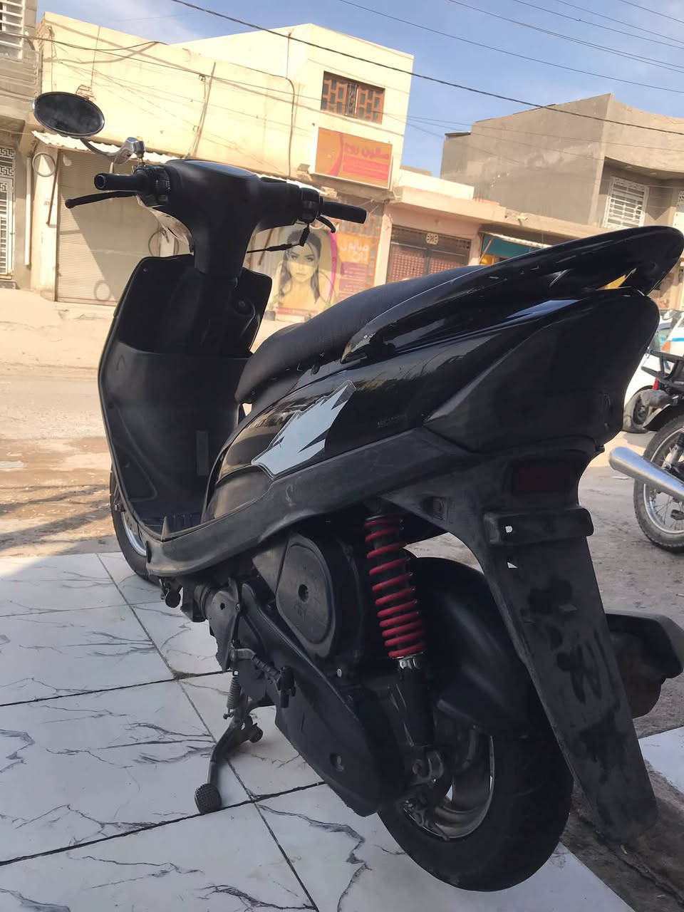 السلام عليكم دراجه ماكس عدله دراجه نضيفه خير من الله كله بلاديه مكينتها ما مفتوح بيها برغي    بس كابريتر تجاري ماكني حله بكرلي السعر ٨٠٠ وبيها مجال حك الجيه ***********

