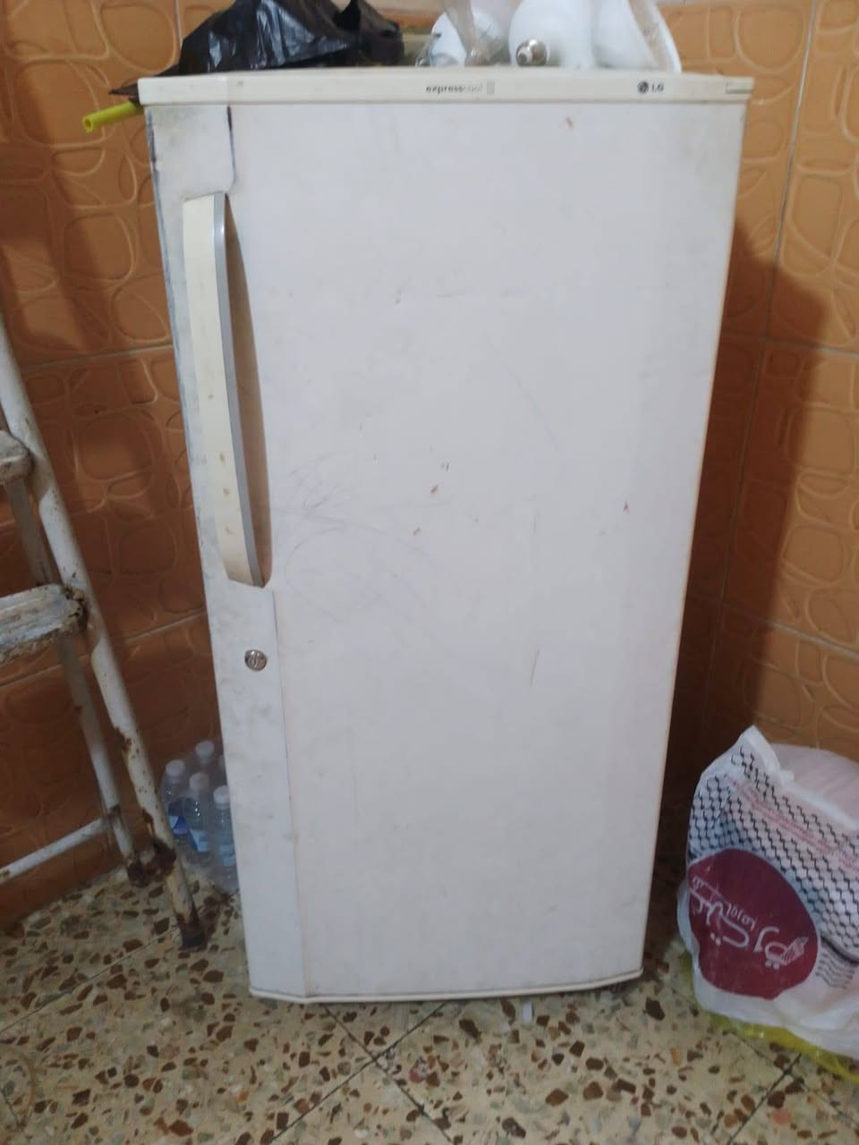 صوبة • ثلاجة • طباخ