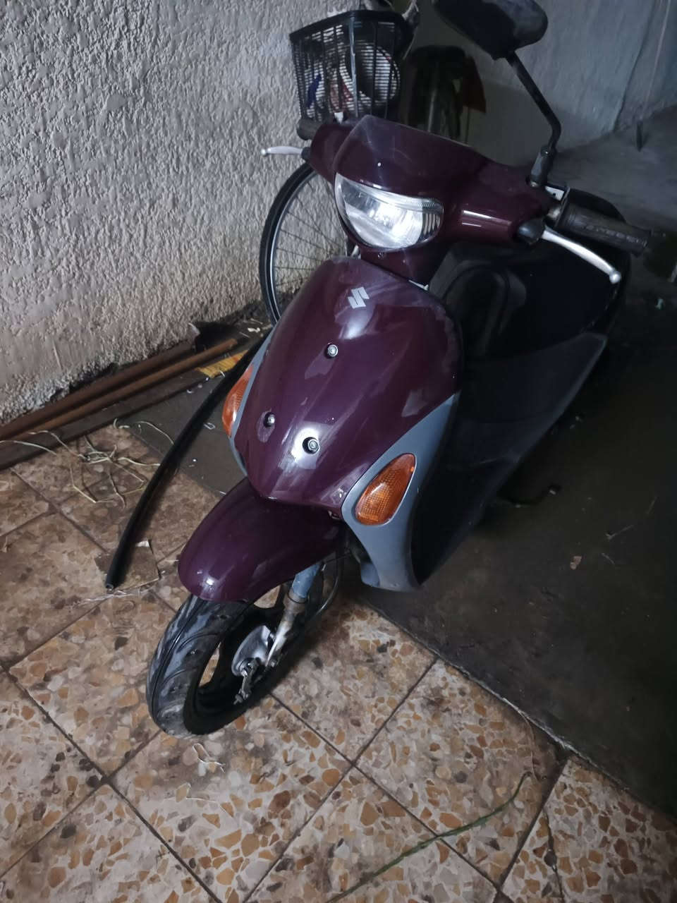دراجه يابانية سوزوكي 50 cc للبيع 
متروكه 3 سنين وتحتاج بطاريه جديده وتنضيف او تبديل نوزل وتصفيه عامه 
اللون عنابي نضيفه حد السرعه 60 
سعر 90 الف دينار 
المكان الدورة شارع الطعمه 
للتواصل واتساب ***********
