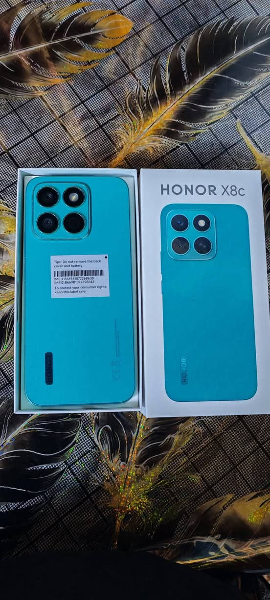 ألسلام عليكم للبيع 
HONOR X8c  

✅ الشاشة: OLED بحجم 6.7 بوصة، دقة 2412×1080، وتردد 120Hz.

✅ المعالج: Qualcomm Snapdragon 685 بدقة تصنيع 6 نانومتر.

✅ معالج الرسوميات: Adreno 610.

✅ الرام: 8GB، ويدعم توسيعها افتراضيًا حتى 16GB (8+8).

✅ التخزين: 256GB 

✅ الكاميرا الخلفية: مزدوجة 108MP + 5MP، والكاميرا الرئيسية تدعم OIS للتثبيت البصري.

✅ الكاميرا الأمامية: 50MP مع إضاءة للسيلفي.

✅ تصوير الفيديو: حتى 1080p@30fps.

✅ البطارية: 5000mAh.

✅ الشحن: سريع بقوة 35W.

✅ النظام عند الإطلاق: Android 15 مع MagicOS 9.0. 

✅ مقاومة الماء والغبار: IP64.

✅ الوزن: حوالي 174 غرام.

✅ السماكة: حوالي 7.12 ملم.

✅ البصمة: قارئ بصمة تحت الشاشة.

✅ الشبكة: 5G LTE وليس 4G

***********
