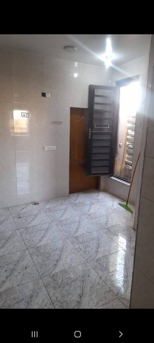 🏠 للإيجار – بيت ٦٦ متر
📍 الموقع: الدورة – الميكانيك، قبل الساعاتي، بفرع شارع مدرسة تطوان
🛣️ الشارع عريض جدًا ٢٥ متر
🏢 الطابق الثالث – بناء حديث ومعزول تمامًا
يتكون البيت من:
استقبال
صالة مفتوحة على المطبخ
مطبخ
غرفة نوم
حمام غربي
بالكون
ترك
عازل حراري بالسقف
المميزات:
سخان ماء
ماطور ماء
تانكي ماء معزول
جرس كهربائي
💰 الإيجار: ٣٠٠ ألف – قفل
🤝 التعامل مع صاحب الدار مباشرة
📞 للاستفسار: ***********
