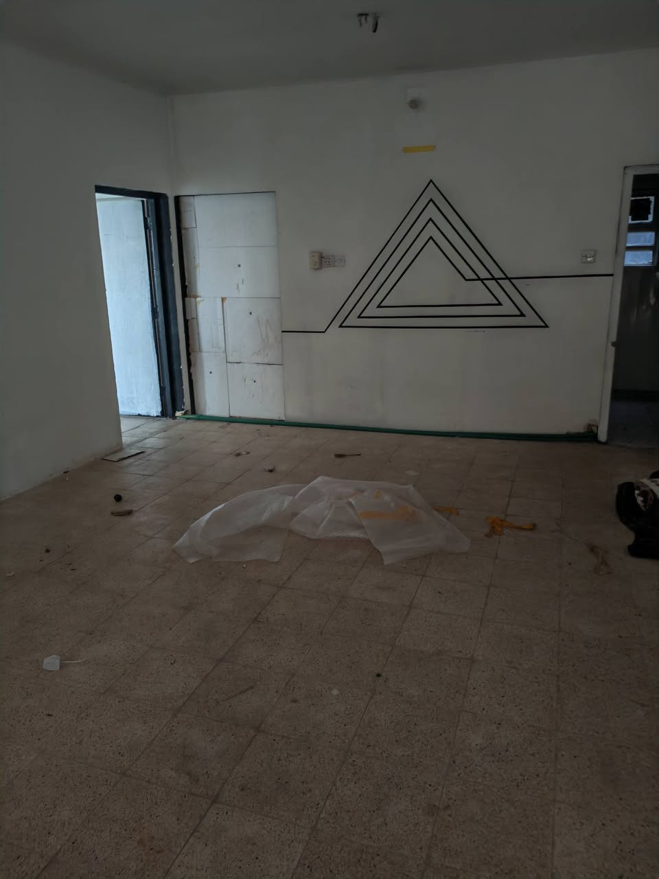 ياالله يوجد بيت طابق اول مساحه 100 متر اللايجار تكون غرفه وصاله ومطبخ وخدمات نضيف لبيت ايجاره 350 موقع الدوره الكفائات المخابرات الاستفسار ***********
