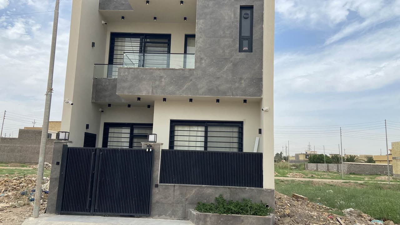 بيت للبيع المساحة 100 متر

واجهة 6.25 

نزال 16 

يحتوي على 3 غرف نوم

غرفتين سويتات 

للاستفسار *********** بغداد, العراق
