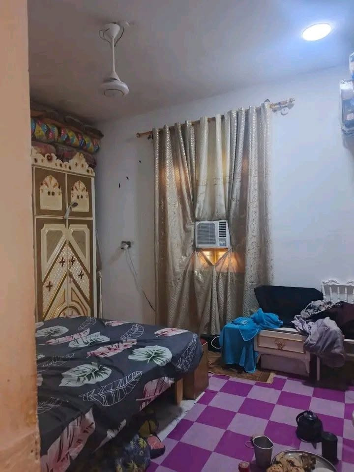 بيت للبيع زراعي مساحه 1100متر بس الحوش مساحه 850متر له شارعين وكل شارع باب شارع على نزله ثالثه وشارع على نزله الملاعب 
حي جوادين 
بيت بناء طابوك سقف كونكريت مسلح 
3 غرف نوم 
صاله 7متر 
ديوانيه 7متر 
مطبخ 5متر 
صحيات داخلية وخارجية 
بيت جاهز ومرتب 
حتى بيه نخل مزروع 
سعر 85 مليون وبيه مجال للطيبين 
يشهد الله عليه ابلاش بيت يصلح عائلة كبيره 
عنوان ناصرية داخل المركز حي جوادين نزله ثالثه 
للعلم أن الأرض غير مملوكه لأي وزارة 
حره يعني أرض للماليه فقط تم تحويلها إلى حي سكني 
حتى مدرسه ابتدائيه كملت 
***********
