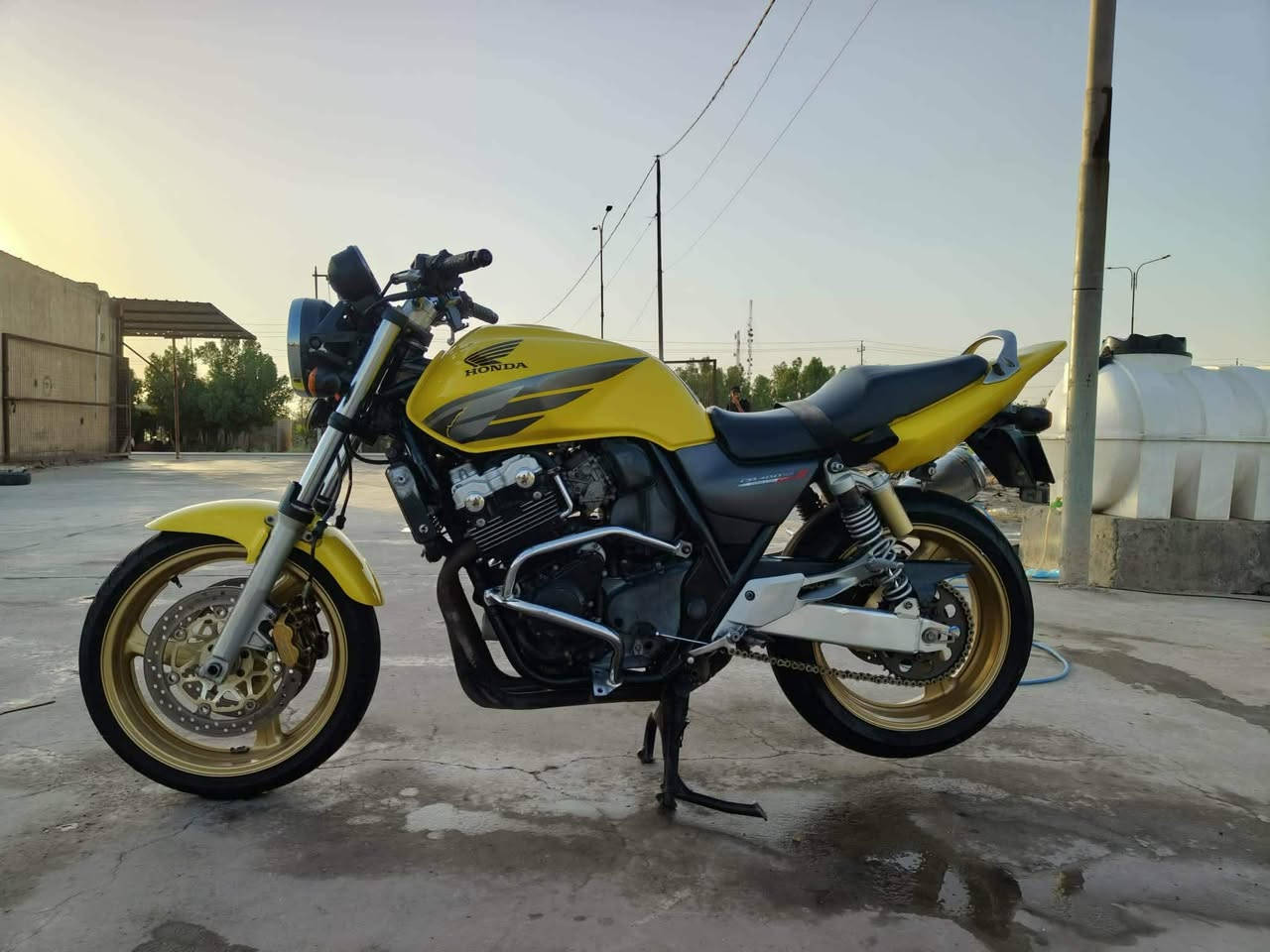 *للبيع: هوندا CB400 الجيل الثالث - نسخة Security*  
*المواصفات:*
- *سنة الصنع*: 2005
- *اللون*: أصفر
- *الحالة*: ممتازة جداً، لا تحتاج أي صيانة
- *المحرك*: بحالة ممتازة
- *الكير والكلج*: بحالة ممتازة
- *الضمان*: كفالة عامة
ملحقات / إطار جيلاتين رياضي 
*المكان*: السماوه - الرميثه
*السعر*: ٢٤$ و قابل للتفاوض 
*للاستفسار والاتصال*: *********** 

ملاحظة: الدراجة نظيفة جداً ومستخدمة استخدام شخصي . البيع لظروف خاصة.
