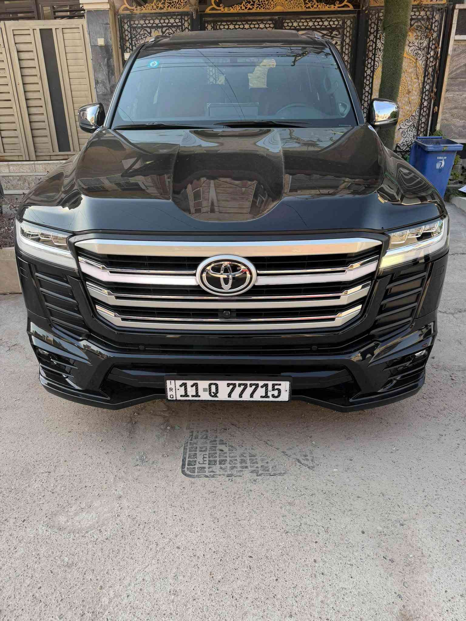 السلام عليكم 🌹
للبيع تويوتا لاندكروزر VX Limited موديل 2024 🚙✨

🔹 اللون الداخلي: أحمر + أسود
🔹 الممشى: 21,000 كم فقط
🔹 الحالة: خالية من الملاحظات

المواصفات:
• أبواب شفط
• 4 كاميرات
• رادار أمامي وجانبي
• حساسات أمامية وخلفية
• كراسي أمامية وخلفية تدفئة وتبريد
• كراسي كهربائية أمامية وخلفية
• مواصفات VX Limited

السيارة نظيفة جداً وبحالة ممتازة، جاهزة للفحص

مكان السياره بغداد حي البنوك
هاتف ***********
