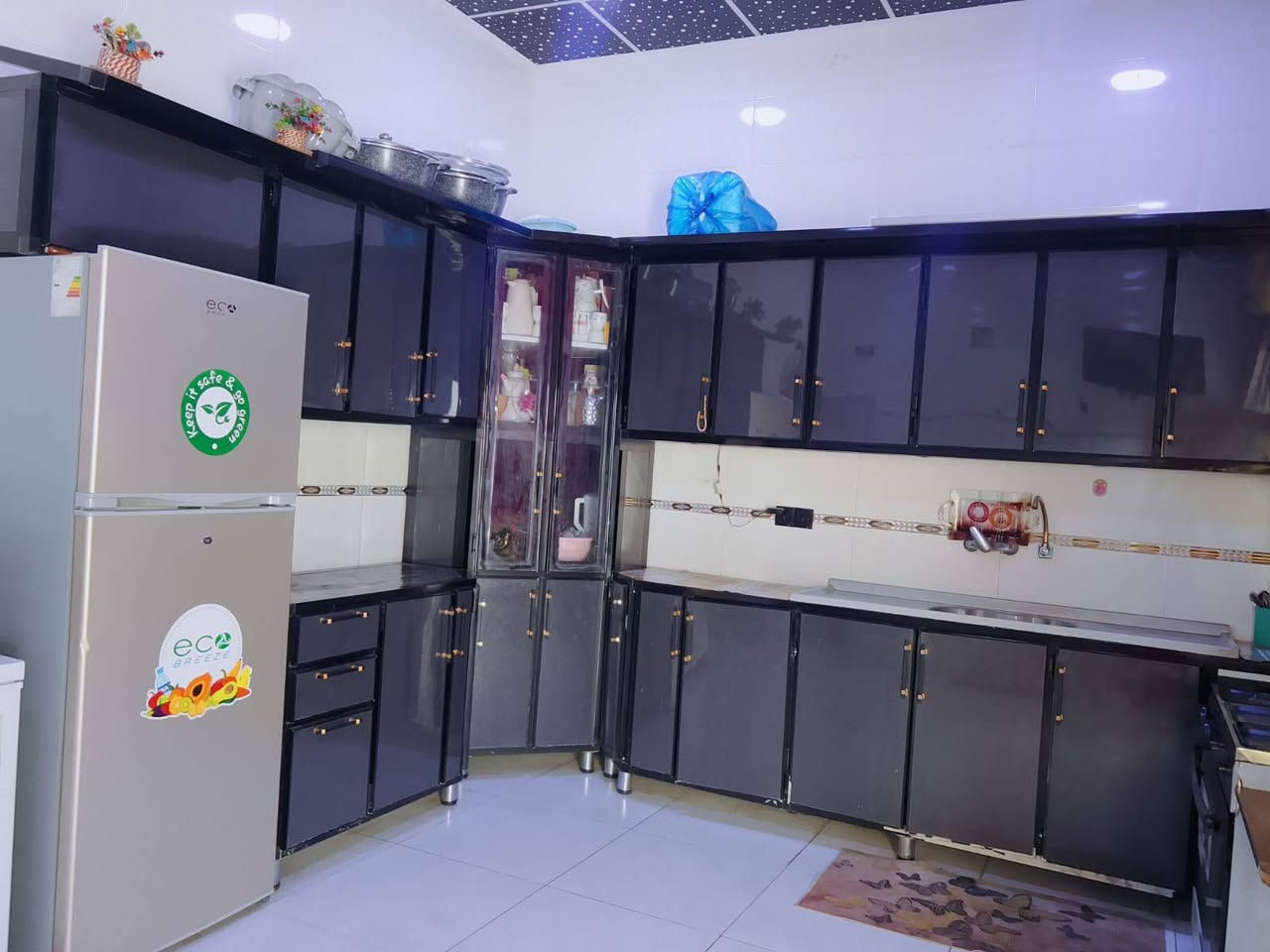 السلام عليكم كاونتر مع شافطه للبيع طول الكاونتر سبعه امتار السعر جدا مناسب  950وبي مجال العنوان النجف شارع المطار الجديد***********
