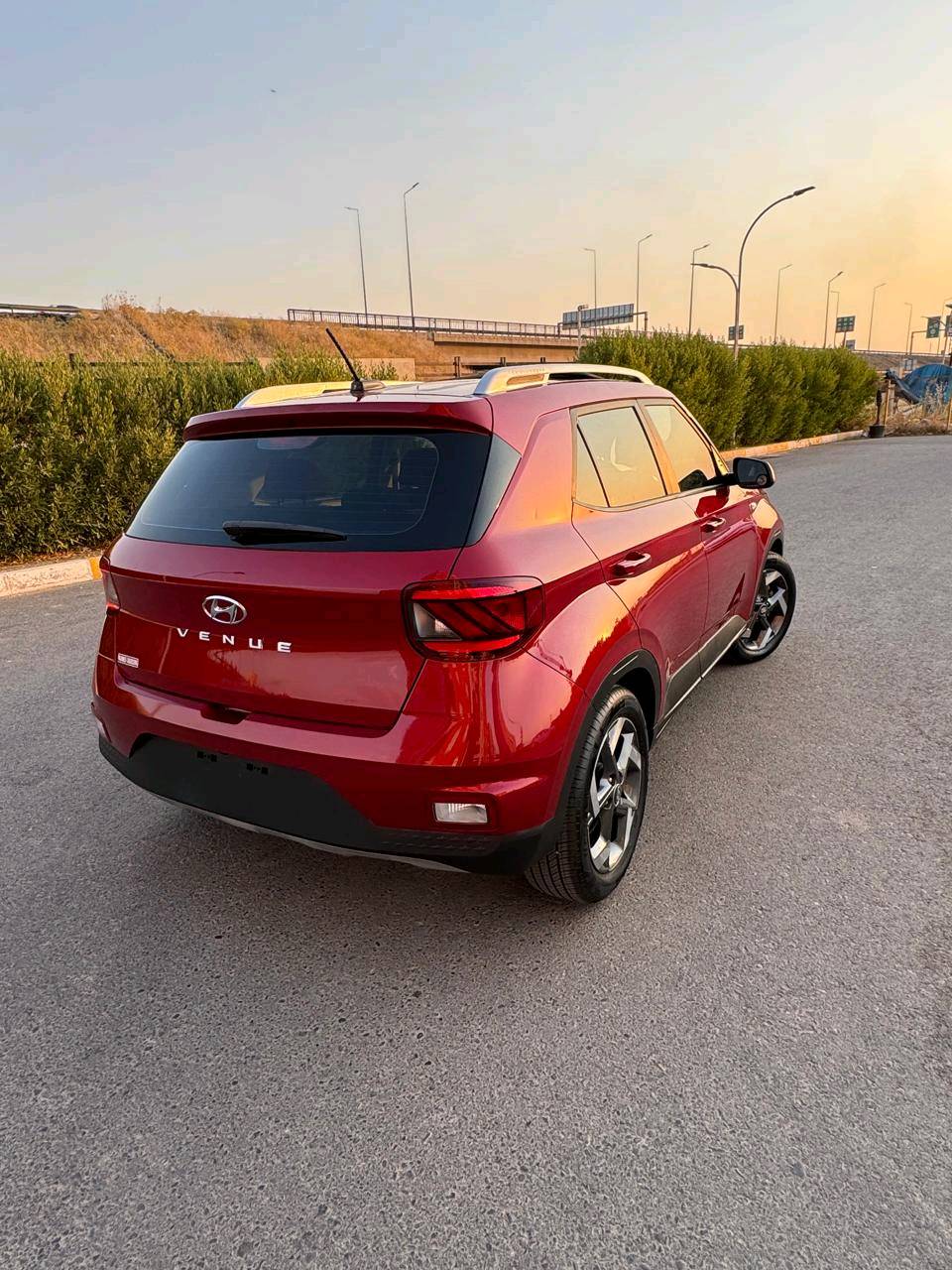 🚗 للبيع: هيونداي فينو (Hyundai Venue) موديل 2023 - فول مواصفات 🚗
سيارة قمة بالنظافة، اقتصادية جداً، ومجهزة بجميع مواصفات الراحة والأمان، جاهزة للاستخدام والتحويل المباشر.
أبرز المواصفات:
الموديل واللون: 2023 - أحمر مميز.
المحرك والقير: 4 سلندر سعة 1.6L اقتصادي جداً مع قير أوتوماتيك ناعم.
الشاشة والتقنيات: شاشة وسطية تدعم آبل كاربلاي وأندرويد أوتو + عدادات ديجيتال بالكامل.
المقصورة: مقاعد جلد وقماش مميزة بحالة الممتاز.
أنظمة الأمان: تنبيه النقطة العمياء، نظام كشف المسار، مانع تصادم، وكاميرا خلفية مع خطوط توجيهية.
الإضافات: تشغيل بصمة، دخول ذكي، ويل أوفر 17 إنش، سكك سقف، ومثبت سرعة.
الحالة والضرر:
صبغ بنيد فقط (حادث سطحي بسيط).
كفالة شاصي، لغود، وأيرباجات سليمة.
بشرط الفحص (مكينة، قير، كهرائيات).
السعر والتواصل:
السعر المطلوب: 130 ورقة ($13٫000) - وفيها مجال بسيط للجادين بعد المعاينة.
كفالة رقم 15 ورقة.
المكان: [اربيل]
للتواصل: [***********] / يتوفر واتساب.