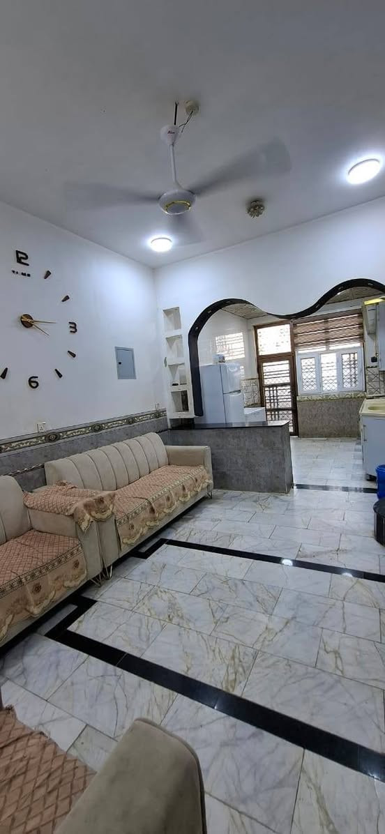 🏠 بيت للبيع – في الشافعية
📍 الموقع: على سايدين، المعمل مباشرة، وقريب من متوسطة تكتم.

🔹 المساحة: 150 م²
🔹 الواجهة: 7.5 م
🔹 النزال: 20 م
🔹 البناء: جناي، نظيف وجديد، بناء درجة أولى
🔹 البيت طابقين:
• الطابق الأول: كونكريت مسلح، أرضية مرمر، غرفتين، صالة، مطبخ، حمام داخلي وخارجي واستقبال.
• الطابق الثاني: هيكل مسكف كونكريت.

🔹 ويحتوي أيضاً على محل حلاقة مع كامل أدواته.

💰 السعر: 75 مليون دينار
🏦 الإسكان: مطلوب تقريباً 25 مليون، والتسديد على المشتري، والقسط الشهري 154 ألف دينار.

📞 للاستفسار والتواصل مع صاحب البيت:
***********
*********** – أبو محمد
