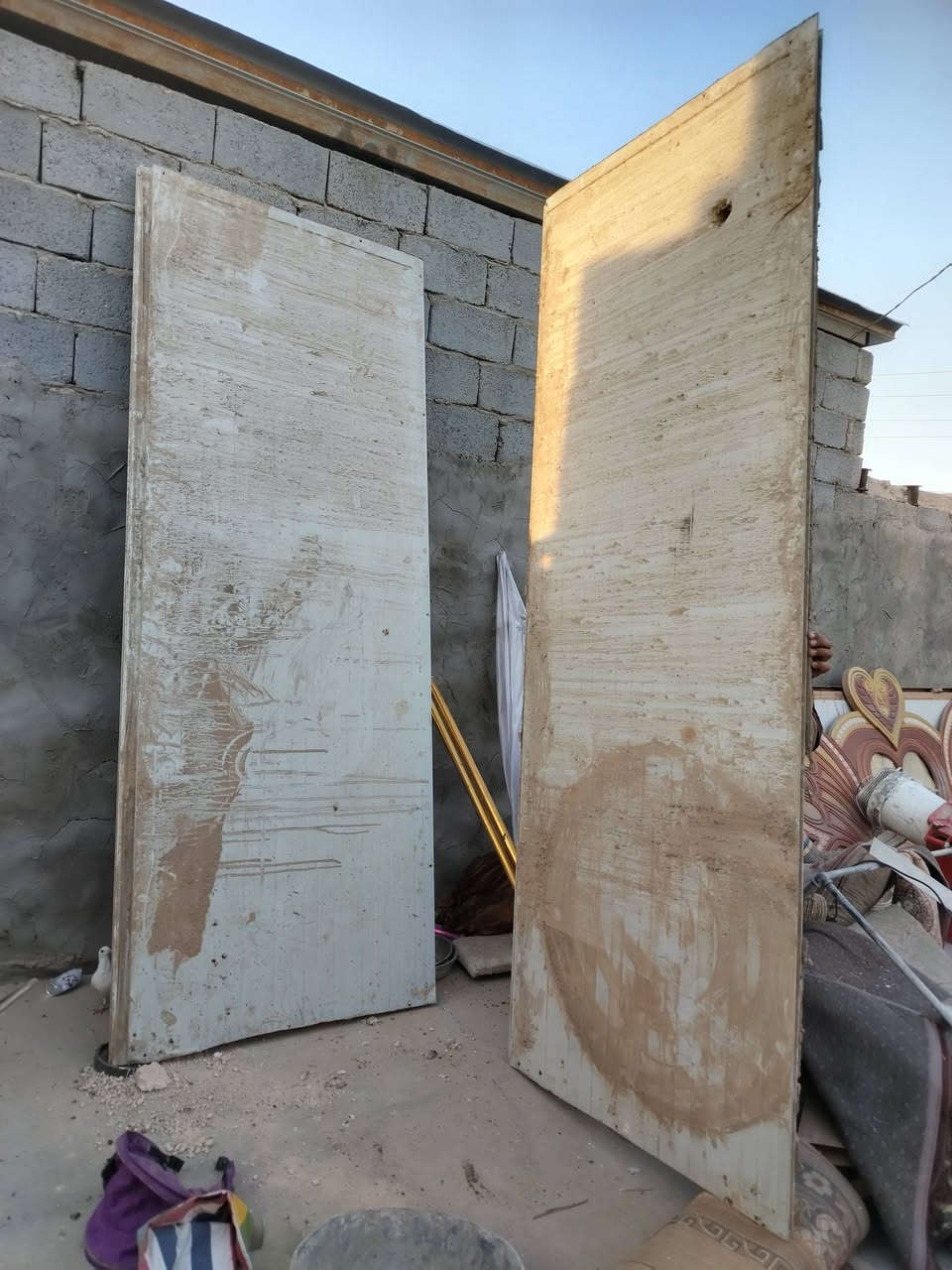 السلام عليكم سندويجات للبيع قطعتين 8 م+قطعتين 3 م بيبان ثنين + تانكي المكان النجف عمود 122 طريق يا علي الاتصال ع الرقم ***********
