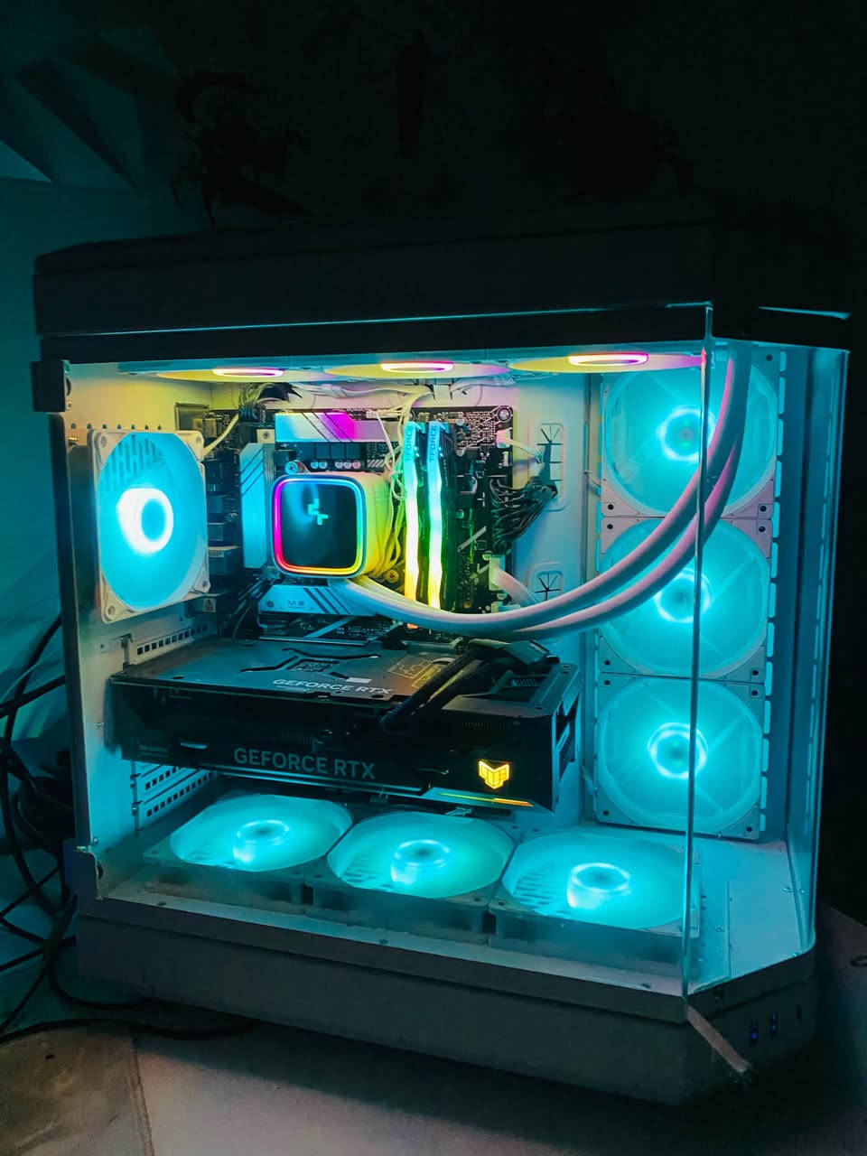 المعالج: Intel Core i5-14400F

المذربورد: ASUS TUF B760-Plus WiFi

كرت الشاشة ASUS TUF GeForce RTX 4070 SUPER OC (نسخة 3 مراوح، 12G

الرامات T-Force 32GB (2x16GB) 6000H

الذاكرة التخزينية (Storage):
Lexar 1TB (سرعة 3500)
Lexar 2TB إضافي (سرعة عالية 7000) - المساحة الإجمالية 3 تيرا!

المبرد: DeepCool 360 

مزود الطاقة: DeepCool 850W

الكيس (Case): كيس حوضي بانورامي باللون الأبيض، مزود بـ 10 فانات بيضاء مع ريموت للتحكم بالألوان والاضاءات

‼️المو شراي لا يجي خاص رحمه لمك و تاكد من مواصفات يلا تدخل

💢 فقط كيس: + اكو شاشه و ميز و كرسي و يو بي اس  و مايك شور اصلي و سماعات اصليه  يعني اكو غراض حبشكلات البي سي ❗️

للتواصل❗️***********
السعر خاص:❗️ جماعت مليونين و ربع لا تتقربون رحمه لهلكم 
الاستخدام   قليل اخت جديده حتى  لزكات على فان كرت شاشه
