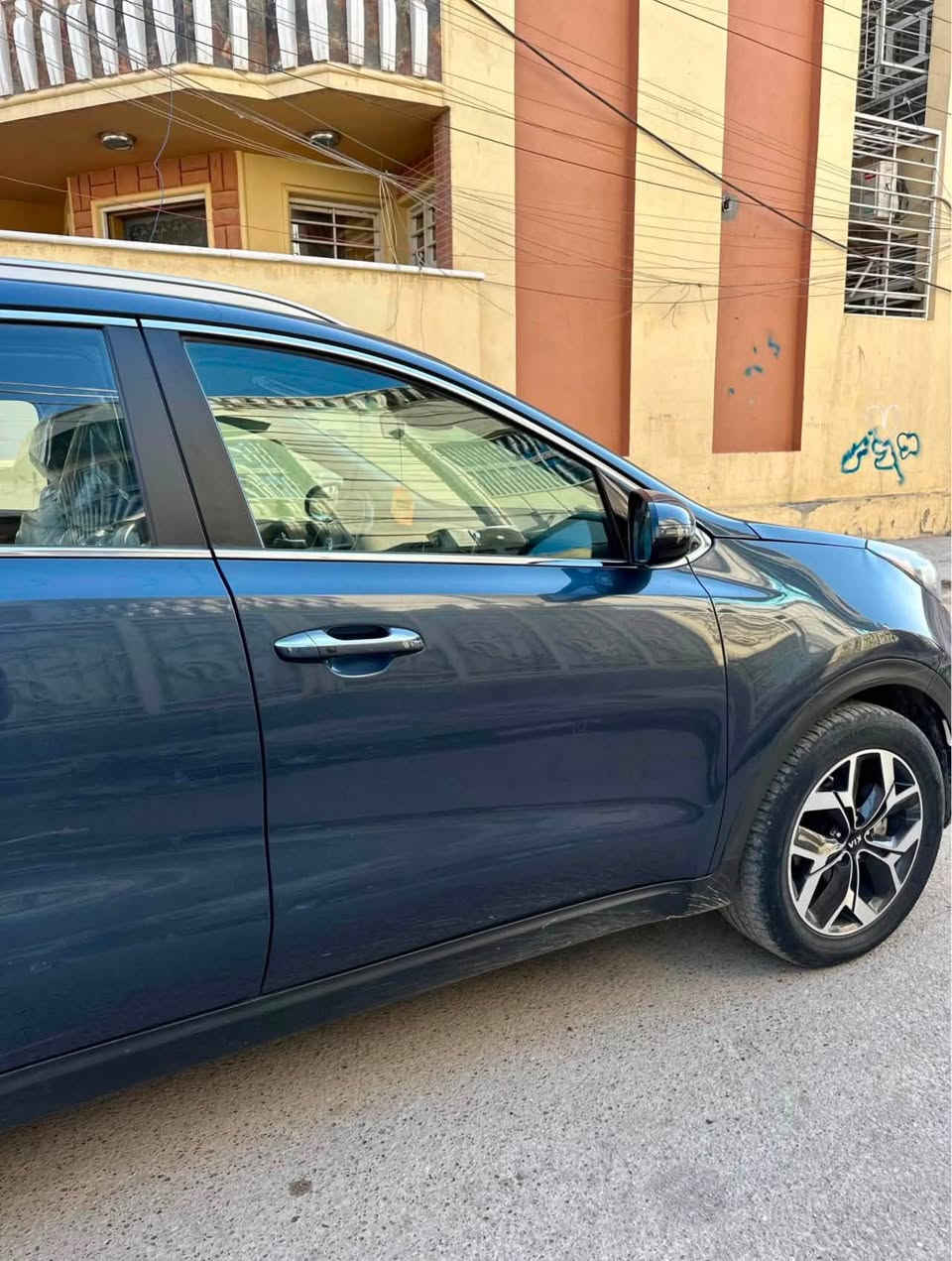 🚙 Sportage 2021 EX أمريكي
* المحرك: 2.4 لتر GDI، 4 سلندر
* القوة: 181 حصان
* العزم: 237 نيوتن.م
* القير: أوتوماتيك 6 سرعات
* الدفع: FWD أو AWD
* الجنوط: 18 إنش
* الشاشة: 8 إنش
* Apple CarPlay / Android Auto: نعم
* مكيف: أوتوماتيك ثنائي المناطق
* تشغيل: بصمة + زر تشغيل
* باب خلفي كهربائي: نعم
* مقاعد: أمامية كهربائية للسائق
* كاميرا خلفية: نعم
* حساسات أمامية وخلفية: متوفرة في EX
* نقطة عمياء: نعم
* تحذير حركة خلفية: نعم
* تحذير اصطدام أمامي مع كشف المشاة: نعم
* مساعدة البقاء على المسار: نعم
* مثبت سرعة: نعم، وSmart Cruise Control كان خيارًا.

مكاني بغداد السعر 165 
اتصال *********** بي وتساب
