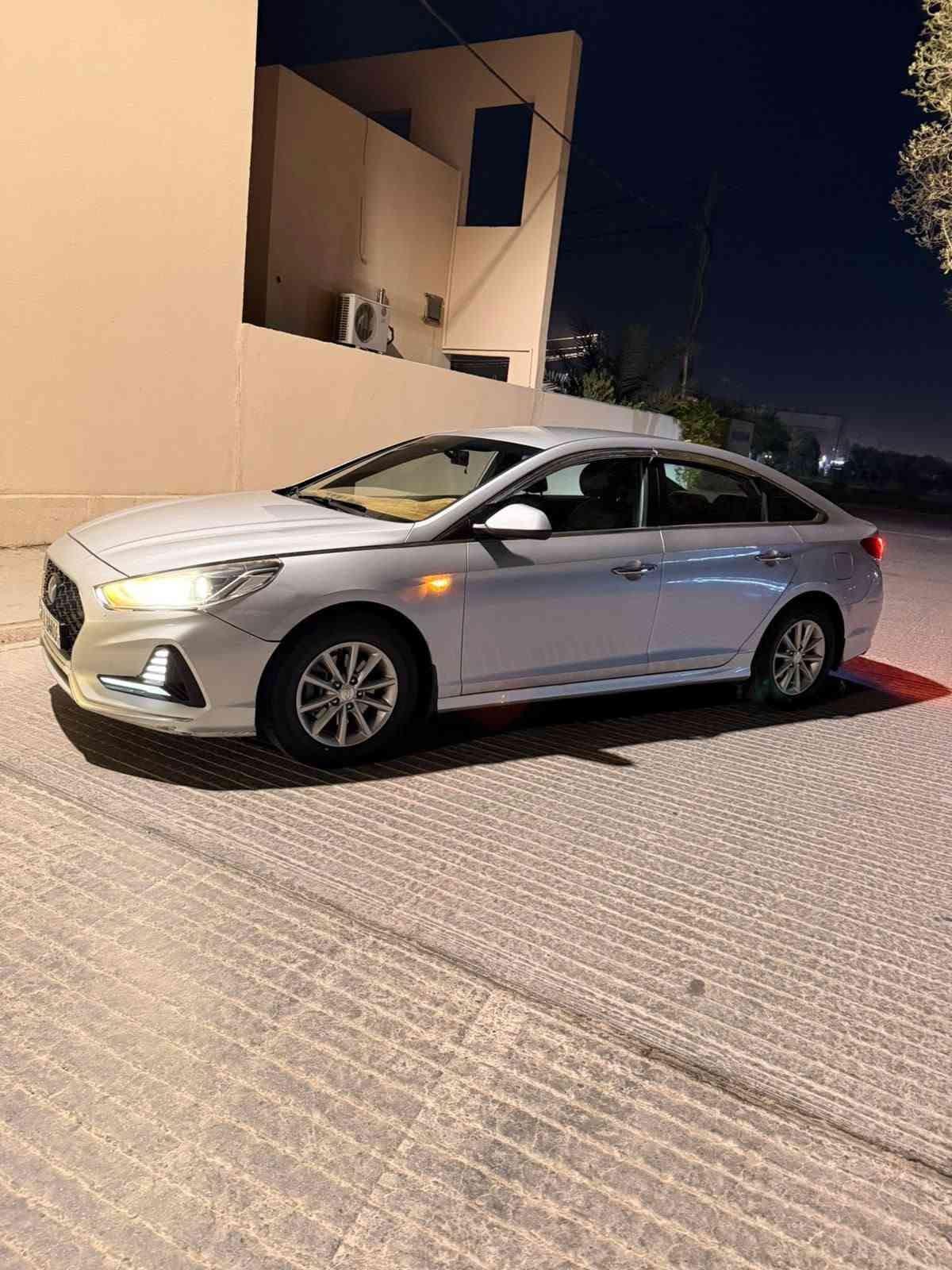 سوناتا كوري مديل  2021
كفاله عامه رقم اربيل تحويل او وكاله   
ماشيه90الف  كيلو  
مكينه  دوش بانزين وبيه منضومه غاز بلاد بس ملغيه 
مكان السياره النجف الاشرف 

السعر170 وبيه  مجال بسيط 
*********** وتساب النجف, العراق
