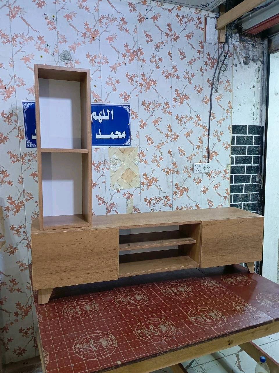 ميز تلفزيون  مع ملحق رفوف موديل تركي خشب متين 
القياسات 145cm العمق 30 الارتفاع عن الارض 45
بورشتنا ورشة M3 Decor 
✨ نشتغل حسب الطلب وننفذ أفكاركم على أرض الواقع (اثاث منزلي/ديكورات محلات تجارية)✨
موقعنا بغداد- البلديات- الضباط الثانية شارع الكاشي 
التواصل على الخاص او على رقم الواتساب 
 ***********
***********