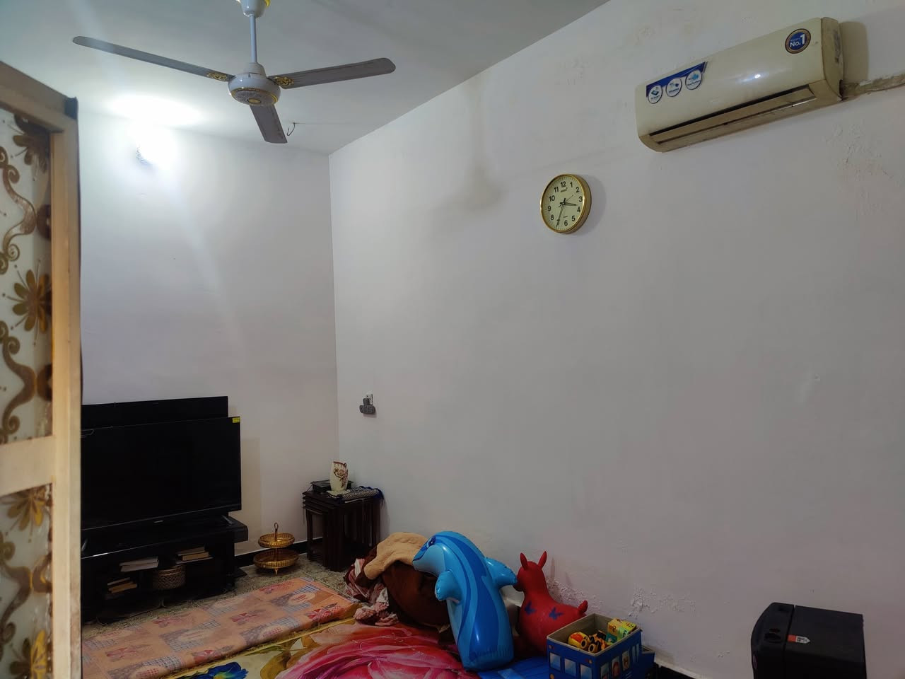 بيت 100 متر واجهة 5 نزال 20 طابق واحد بناء درجة اولى 
زراعي سند 25 
الزعفرانية نهاية شارع الكهرباء مقابل صورة الامام علي عليه السلام 
 بظهر الشارع الرئيسي 
موبايل واتساب  ***********
ماسنجر

