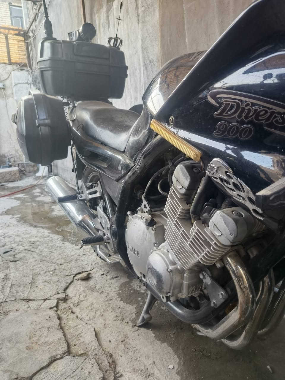إليك مواصفاتها الأساسية باختصار:
• المحرك والأداء: تتوفر بمحرك 4 سلندر خطي، بسعة 892 سي سي، تنفس طبيعي (كربراتير). يولد قوة تصل إلى حوالي 90 حصان وعزم دوران قوي عند الدورات المتوسطة.
MCN
2+ ...cle News
• نظام التبريد: تبريد هوائي بالكامل. ®
• ناقل الحركة (الكير): يحتوي على 5 سرعات، وتتميز بنظام نقل حركة نهائي عن طريق عمود دوران (شفت / Cardan Shaft)
بدلاً من الجنزير (الزنجيل)، مما يقلل من الحاجة للصيانة الدورية.
• الوزن والهيكل: دراجة ثقيلة نسبياً بوزن يقارب 239 كغم (جافة)، مما يمنحها استقراراً عالياً جداً على الخطوط السريعة وفي السفر.
سعة خزان الوقود (التانكي) ضخمة وتصل إلى 24 لتر.
• الاستخدام والراحة: مصممة كدراجة سياحية (Sport
وتوفر وضعية جلوس مريحة ومقعداً واسعاً منا ( i
للمسافات الطويلة، وتشتهر بنعومة محركها وعمريته الطويلة_مكاني بغداد الحريه-_-(السعر37$) _-_-(***********)
