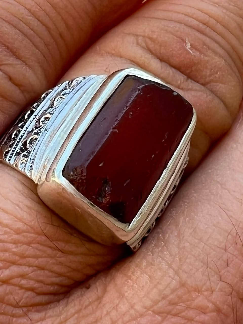 گصبه من العقيق اليماني القديم السومري صياغه المبدع يوسف العنوان الكوت للاستفسار الاتصال على ***********
