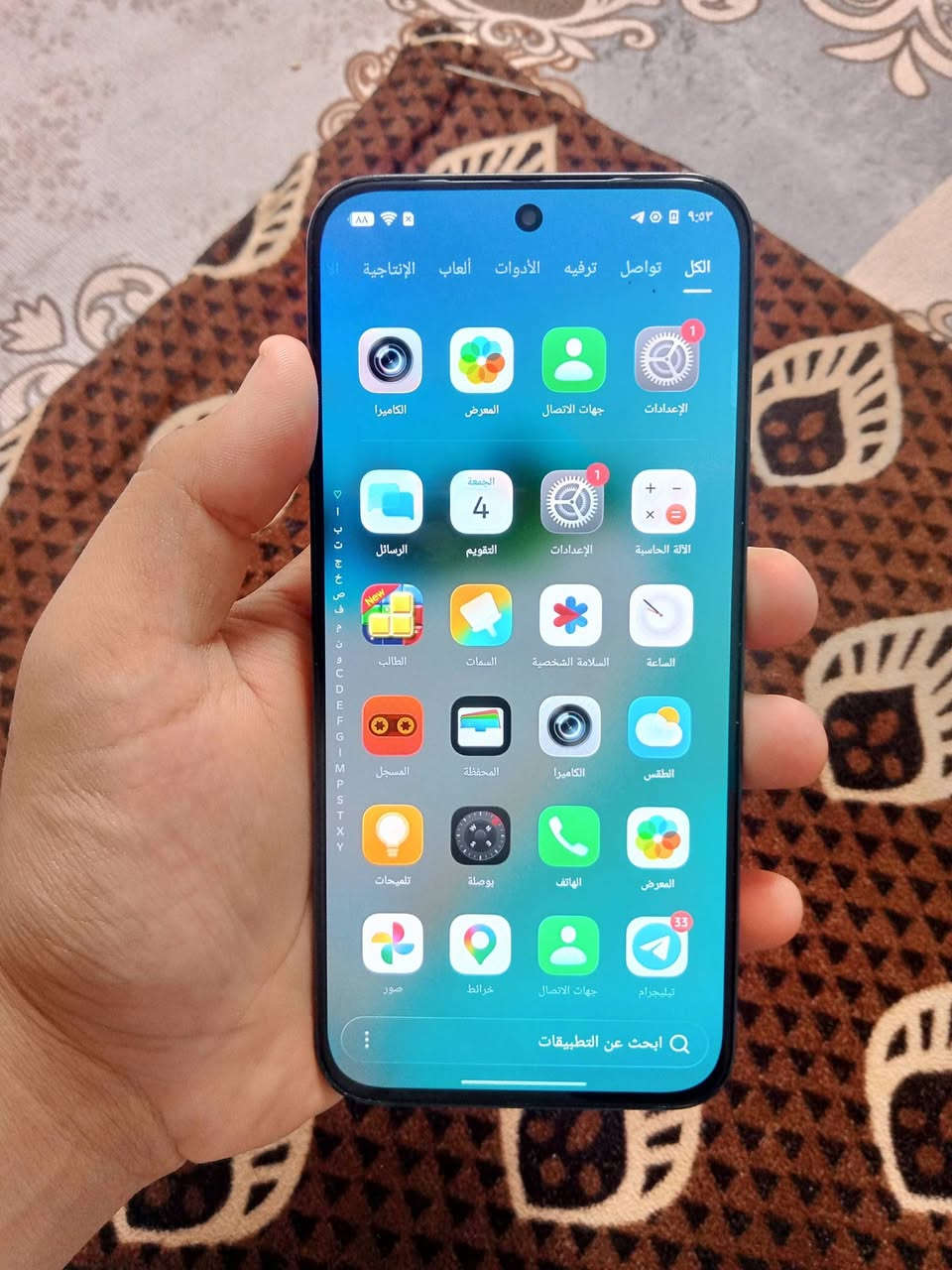 جي تي 30 برو للبيع   الجهاز نضيف   الجهاز معلومات الجهاز إليك تفاصيل وأبرز مواصفات هاتف المخصص للألعاب Infinix GT 30 Pro:
المواصفات الأساسية  

 الشاشة: نوع AMOLED بمقاس 6.78 بوصة، بدقة 1224 × 2720 بكسل، تدعم معدل تحديث مرتفع 144 هرتز، وسطوع عالي يصل إلى 4500 شمعة (Peak)، مع طبقة حماية Corning Gorilla Glass 7i.  

 المعالج: ميديا تك Dimensity 8350 Ultimate (دقة تصنيع 4 نانومتر) ثماني النواة، مع معالج رسومي Mali-G615-MC6، مما يمنحه أداءً قوياً في الألعاب.  

 الذاكرة التخزينية والعشوائية (RAM): يتوفر بنسخ 256 أو 512 جيجابايت مع ذاكرة وصول عشوائي 8 أو 12 جيجابايت (نوع UFS 4.0 السريع).  

 الكاميرا الخلفية: مزدوجة، الرئيسية بدقة 108 ميجابكسل، وكاميرا واسعة (Ultrawide) بدقة 8 ميجابكسل.  

 الكاميرا الأمامية: بدقة 13 ميجابكسل.  

 البطارية والشحن: بطارية بسعة 5500 ملي أمبير، تدعم الشحن السريع بقوة 45 واط، الشحن اللاسلكي بقوة 30 واط، وميزة الشحن العكسي، بالإضافة إلى تقنية الشحن التجاوزي (Bypass Charging) لحماية البطارية أثناء اللعب.  

 نظام التشغيل: أندرويد 15 مع واجهة إنفينيكس المخصصة XOS 15.  

مميزات إضافية للتصميم والألعاب  

 تصميم سايبر بانك: يأتي الهاتف بظهر شفاف ومزود بإضاءة RGB مخصصة قابلة للتعديل لإعطاء طابع الألعاب المميز.

 أزرار كتف للـلعب (Gaming Triggers): مناطق حساسة للضغط على إطار الهاتف لتجربة تحكم احترافية في الألعاب القتالية.  

 الصوت: سماعات ستيريو مزدوجة مضبوطة بواسطة JBL.  

 مقاومة الماء والغبار: معيار IP64 (مقاوم لقطرات الماء والغبار).  

ملاحظه ما ويا ملحقات السعر 275 وبي مجال الطيبين ***********
جي تي 30 برو للبيع   الجهاز نضيف   الجهاز معلومات الجهاز إليك تفاصيل وأبرز مواصفات هاتف المخصص للألعاب Infinix GT 30 Pro:
