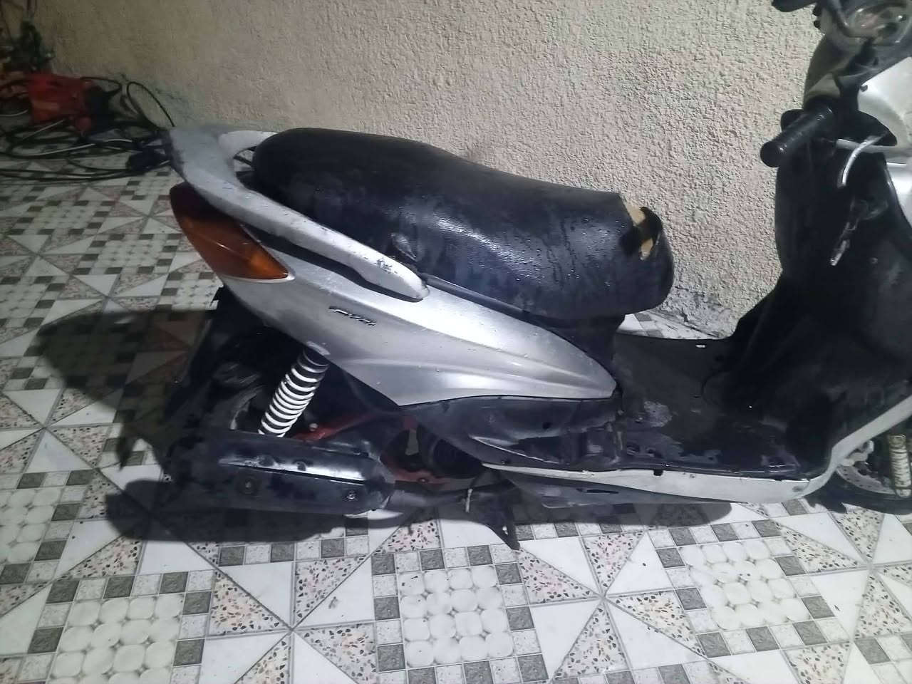 السلام عليكم
سكنس للبيع    سعر 350وبيها مجال شوية

المكينة مال سكنس جبلي بلاد مكينة ناعمة 
نواقصها باتري بس تشتغل سلف هندر كاملة
مكاني بعقوبة التحرير
الاتصال ب ***********
