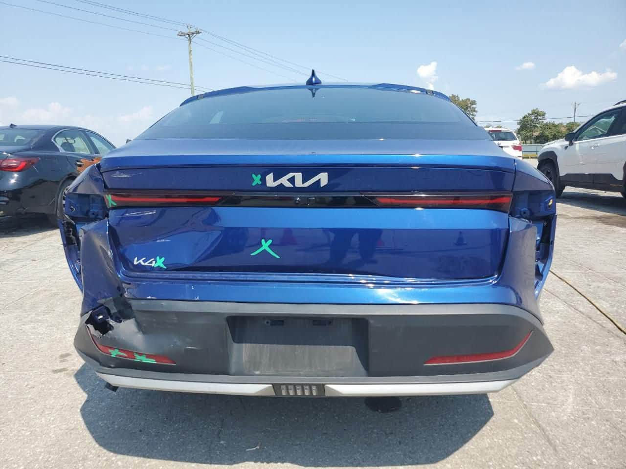 السلام عليكم KIA K4 EX حادث شبه كلين طخه بسيطه بالصندوك
المواصفات 
مكينه 2000 سمارت 
تبريد بالشاشه 
شاشه متصله 
لد امامي 
لد خلفي 
رادار امامي خلفي وجانبي 
قياده ذاتيه 
تحديد مسار 
هاند بريك دكمه 
اوتو هولد 
مساعد مسار 
بصمه ابواب 
بصمه تشغل 
ترحيب ابواب 
تشغيل عن بعد 
وبعد بيهة هواي مواصفات 
سياره نطيفه كلش 
سياره ماشايفه البانزين العادي كله محسن 
ماشيه 25 الف 
السعر 174 وبيهة مجال حك الجيه 
السياره بأسمي 
للاتصال ***********
