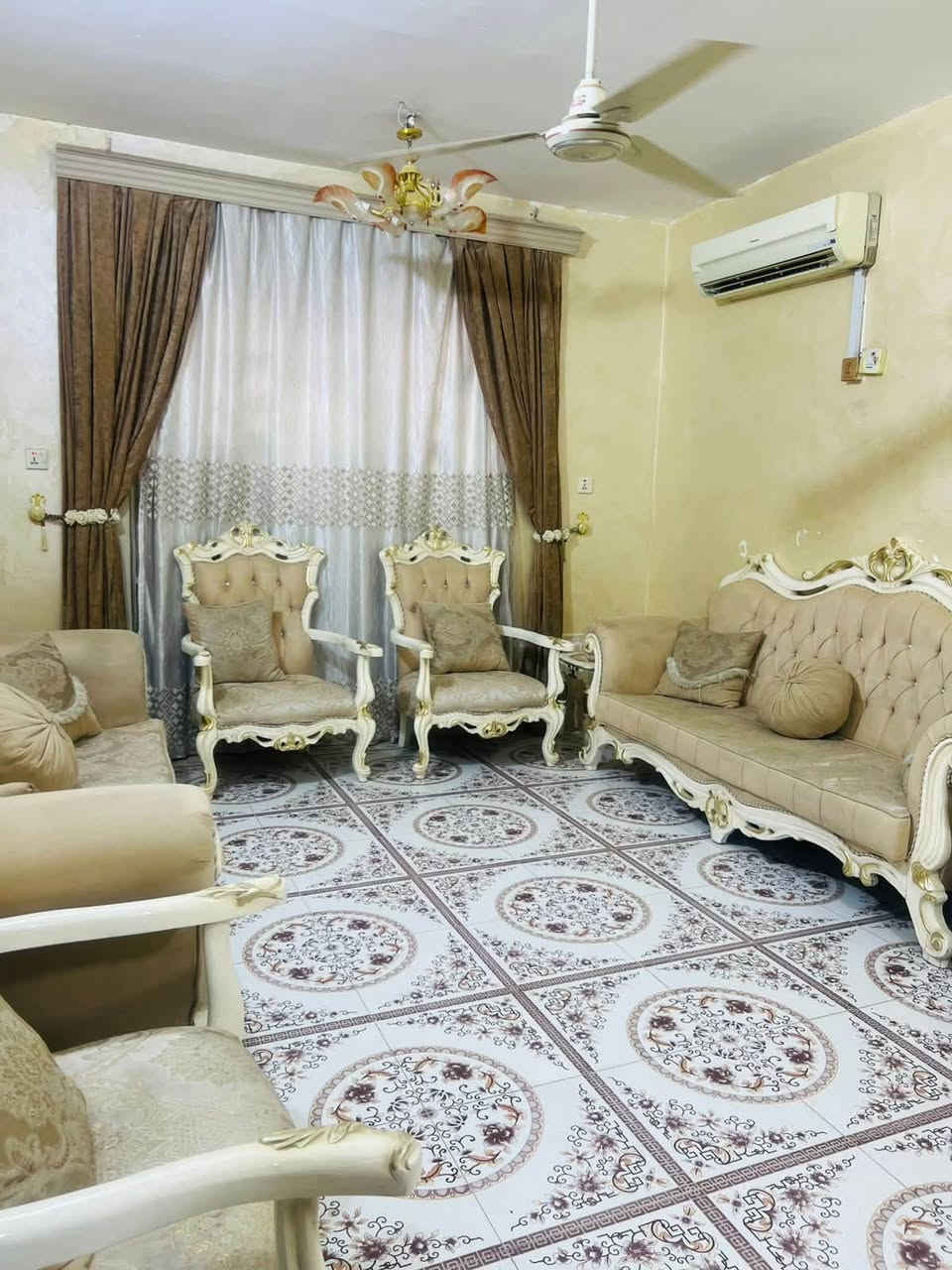 دار في حي أريدو
بمساحة 200م في شارع مركز القلب 
قرب مجمع ابو زينب 
البيت عگاده يحتوي على غرفتين و صالة و مطبخ و مدخل و استقبال و صحيات و حمام 
واتساب ***********

السعر 210 مليون و قابل للتفاوض
