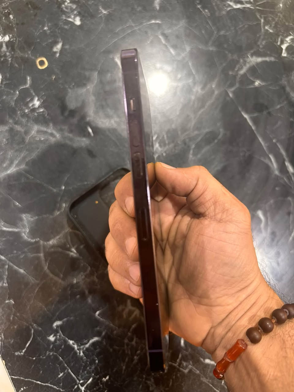 ايفون 14 برو ماكس كامل. الملحقات بطاريه 97
السعر 850 الف

***********

نص مكتوب في الصور:
- 98 LTE 8:31 حالة البطارية والشحن كما هو الحال مع البطاريات القابلة لإعادة الشحن، بطارية الهاتف قابلة للاستهلاك وتصبح أقل فاعلية مع الوقت. معرفة المزيد... 97% الحد الأقصى للقدرة هذا قياس لقدرة البطارية مقارنة بقدرتها عندما كانت جديدة. قد تتسبب القدرة المنخفضة بتقليل ساعات الاستخدام بين عملية الشحن والأخرى. أقصى قدرة للأداء ستساعد الأنظمة المضمنة في النظام والمكونات في تخفيف آثار الأداء التي قد تلاحظها أثناء التقدم الكيميائي في عمر بطارية iPhone. شحن البطارية المحسن للحد من استنزاف عمر البطارية، يتعلم الـ iPhone من عادات الشحن اليومية، بحيث ينتظر ولا يتجاوز 80% حتى يحين موعد حاجتك إلى استخدامه.