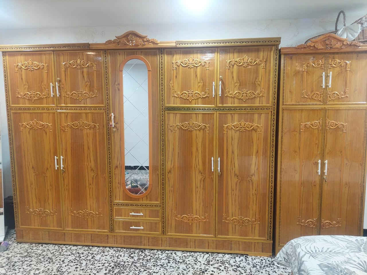 سلام عليكم هاي غرفه البيع نضيفه كلش ما صالي هواي ماخذه اقل سنه ريده 900 بيه مجال عنوان بغداد بلديات هاذ رقمي  ***********
