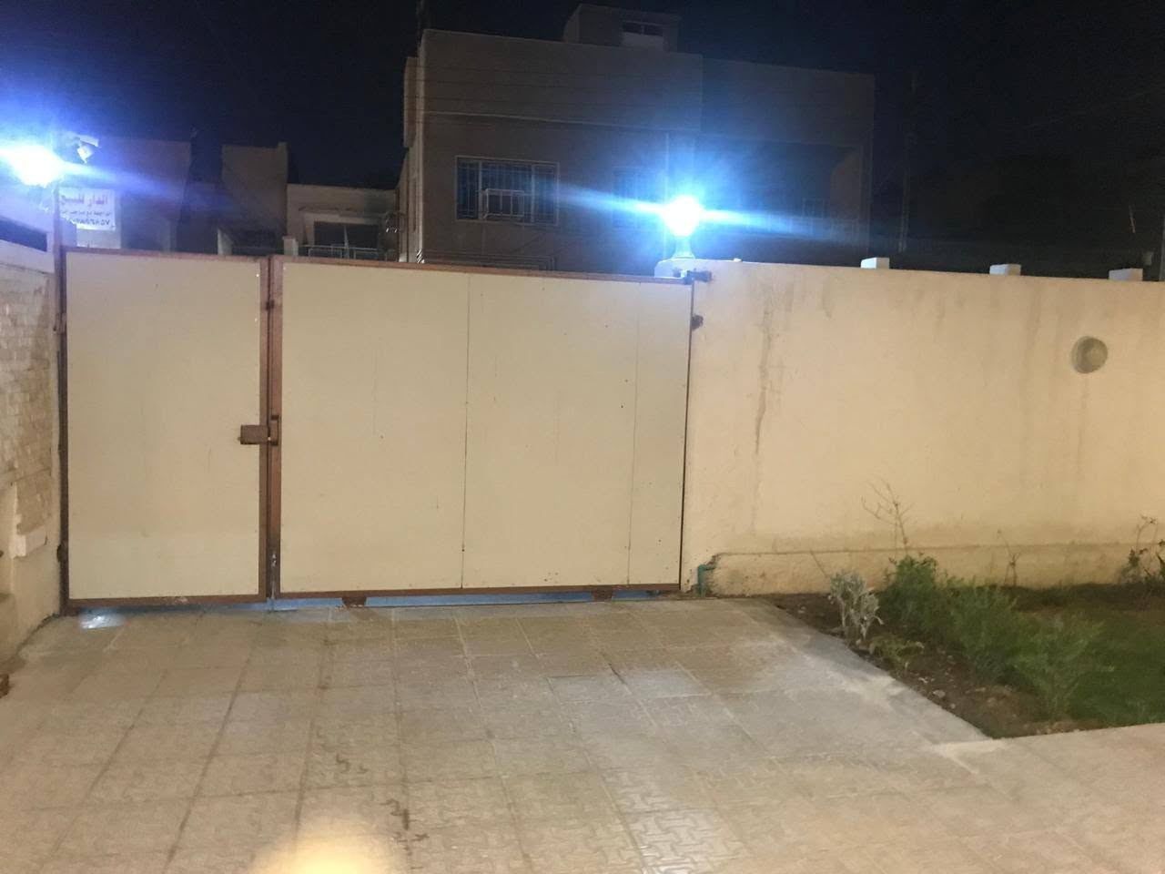 السلام عليكم
دار للبيع 250 متر مسلح محله 807 قرب خدمي السريع طابقين يحتوي الطابق الأول صاله وهول وغرفتين نوم وخدمات داخليه وخارجيه الطابق الثاني ثلاث غرف نوم مع الخدمات وسطحين طابو صرف للاستفسار *********** مكتب ضفاف دجله مقابل جامع العشره المبشره
