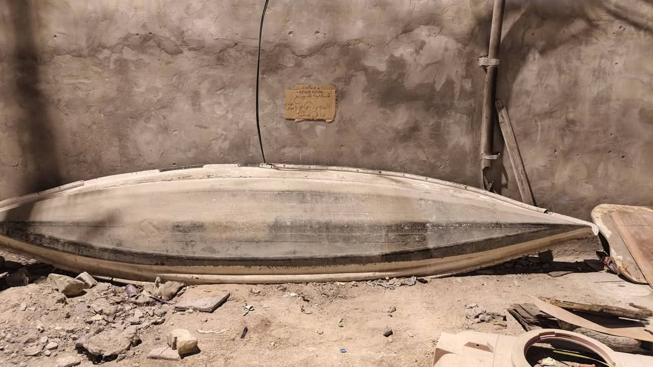 السلام عليكم ورحمة الله وبركاته..

للبيع زورق (قارب) فايبر جلاس أصلي قديم (وليس كاياك)، يمتاز بهيكل قوي ومتين جداً وسماكة فايبر عالية تضمن ثباتاً ممتازاً بالماء.

 المواصفات والأبعاد:

- الطول: 5.20 متر.

- العرض: 1 متر (سعة ممتازة يتسع لعدة أشخاص).

- اللون الأصلي: أخضر.

 الحالة والضمان:

- الهيكل سليم وجاهز للنزول للماء فوراً.

- توجد ضربات بسيطة وسطحية بسبب التخزين.

- كفالة عامة وشاملة من السرقة.

 سبب البيع:

- عدم وجود مكان في الشط، ولا توجد مساحة بالبيت (حالياً واقف بالشارع).

 التفاصيل والاتصال:

- الموقع: البصرة - أبي الخصيب.

- السعر: 500 ألف دينار (وبي مجال  للطيبين).

- رقم الهاتف: ***********
