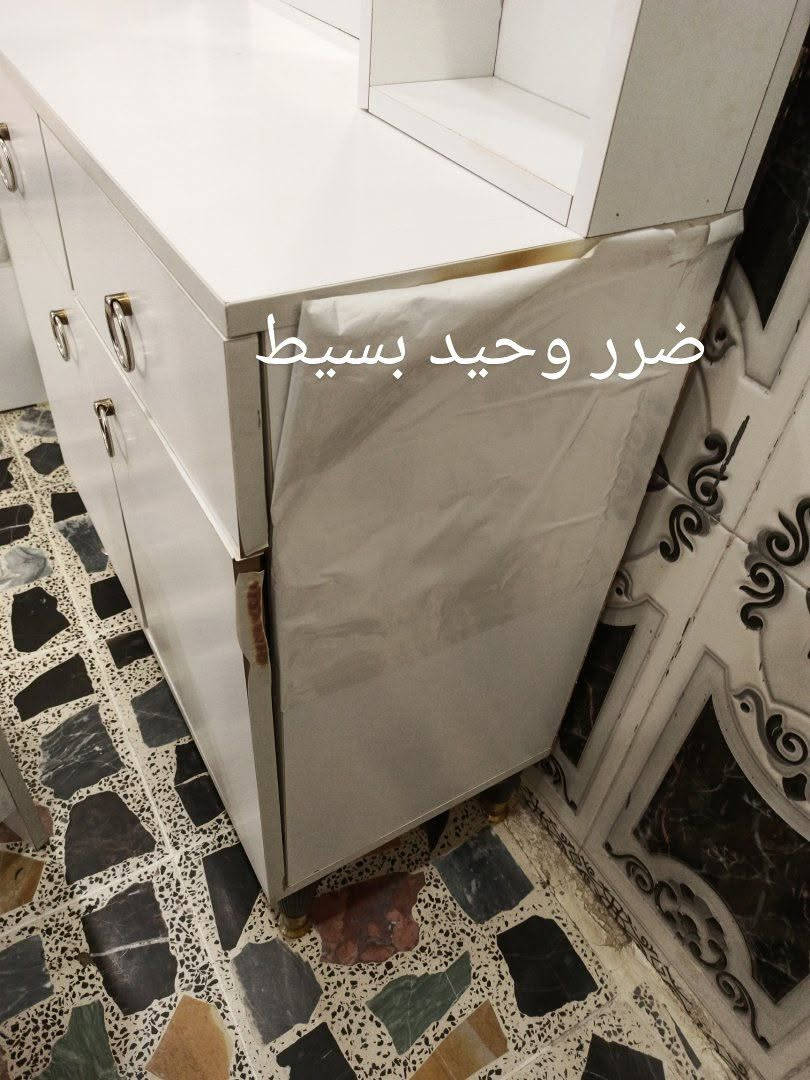 غرفة عراقية نفرين خشب أصلي ممتاز 
المكان بغداد سبع قصور قرب شارع ابو علي الإتصال حصراً على الرقم التالي او واتساب : ***********
السعر 600 الف قابل للتفاوض 
ملاحظة : يوجد ضرر بسيط وهو حرق في الميز مراية ...

نص مكتوب في الصور:
- ***********
- ضرر وحيد بسيط