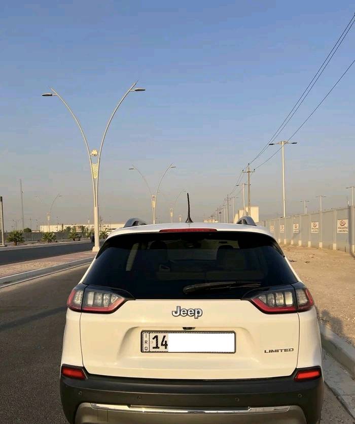 جيب شيروكي 2020 
محرك 4 سلندر 2400 
مواصفات لمتد
تحكمات ستيرن 
شاشة كبيرة
كشنات جلد ابيض 
تدفئة كشنات
تدفئة ستيرن
حساسات خلفية
صندوق كهرباء 
كامرة دواره
رادار جانبي
تقرير غرق تعمل وتسير 
بدون حادث بدون تبديل بدون صبغ
رقم بصرة الجديد بأسمي تحويل ثاني يوم
سنوية لغاية 2030
شكد ماشي العداد بالضبط؟ وهل الصيانة الدورية للمكينة والقير منتظمة وبيها أي ملاحظات؟: 
126000 كيلو متر
السيارة 4x4 لو دفع أمامي؟ وشنو نوع الفئة/الاستمارة بالضبط إذا أكو تفاصيل إضافية غير لمتد؟: 
تو ويل دفع امامي
وين موقع السيارة حالياً بأي محافظة/منطقة؟ وممكن تنفحص بأي وقت لو لازم موعد؟: 
بصرة
السعر شكد نهائي لو بيه مجال للمراوس؟ وهل تريدها بيع مباشر لو تبديل ماكو؟: 
140 ورقه بي مجال 