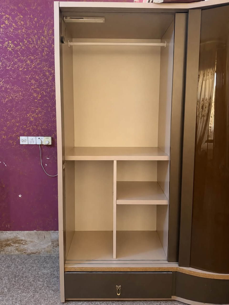 غرفه نوم تركيه متكونه من خمس قطع مستعمله نظافه
85 بلميه
1-سرير نوم نفرين عرض 3متر وطول 2 متر مع مجرات جانبيه عدد 2 على كل جانب ومرايات من ضمن السرير
2- خزانه ملابس(كنتور) متكون من 3 باب سلايدمرايا
الطول 3متر
والعرض 3 متر وكل باب لديهه عدد من الخانات كما موضح بلصور
3 - كعده جربايه على طول الجربايه تحتوي 4 مجرات كما موضح بلصور
4- ميز مرايه يحتوي على ثلاث مجرات
5- مجرات عدد خمسه
***********

