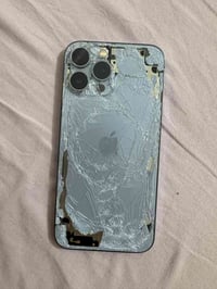 13برو ماكس ذاكره٢٥٦ بطاريه ٨٤ مكسور شاشه وضهر ومتروك صار هواي بل ٦ اشه...