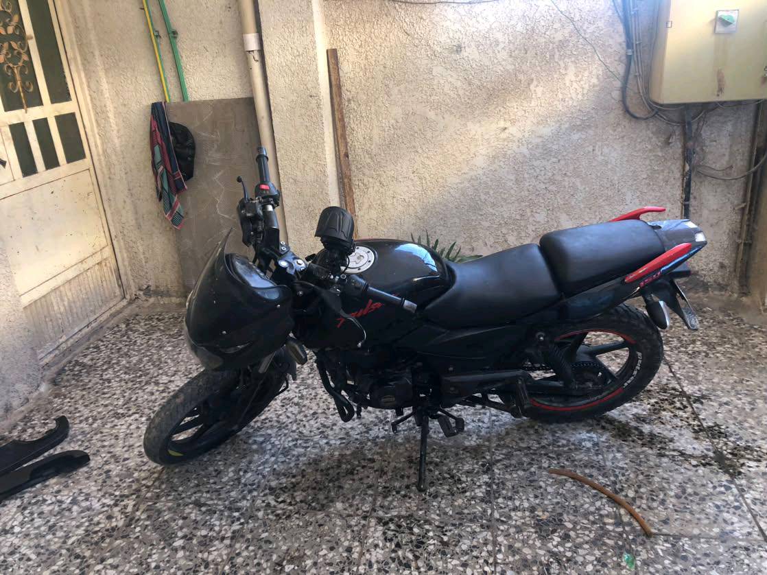 السلام عليكم 
دراجه بولسر 150
مكينه مجفته نضيفه كهربائيات نضيفه دراجه ناقصها كلجات و سلف فقط رايدها ب 1600 و بيها مجال و هذا رقمي  ***********3
مرقمه بغداد انكليزي باسم راعيها و راعيها اعرفه و يريد يحول الدراجه تأخذها كبل تسوي عقد مروري ويا وراها تحول