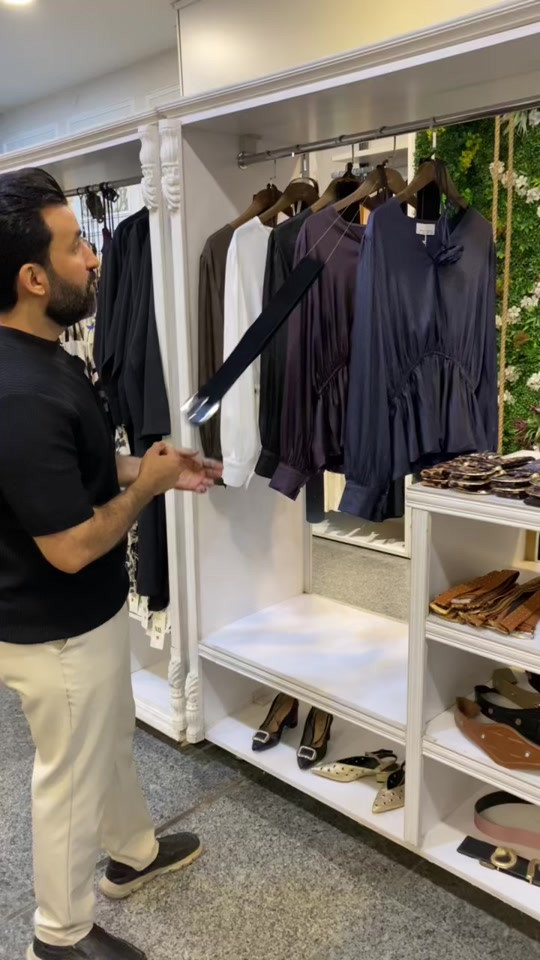 القميص الترند بسعر كللللش حلو مع حزام عريض يجمل الجسم بشكل راقي  جداً .. تعالي شوفي واطلبي هسه قيل لا يخلص 💙❤️‼️ . سعر التوصيل 5 الاف دينار  بغداد وكل المحافظات 🚖  العنوان : بغداد الدورة سوق الاثوريين شارع نادي المجتمع العائلي رقم الهاتف ***********___***********  . . . . . . #ملابس #ازياء #اكسبلور 
