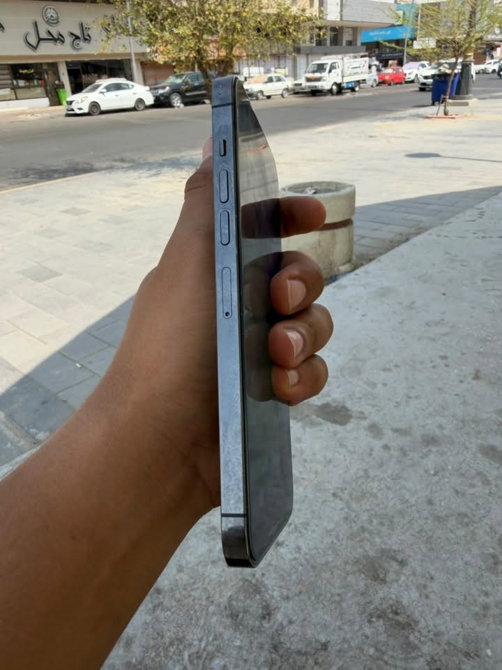 السلام عليكم ايفون ١٣ برو ماكس ذاكره ٢٥٦ بطاريه ٧٧ مابي صرفيه ابد كفاله الجهاز فقط صهر مكسور شراي يتصل الرقم / ***********
