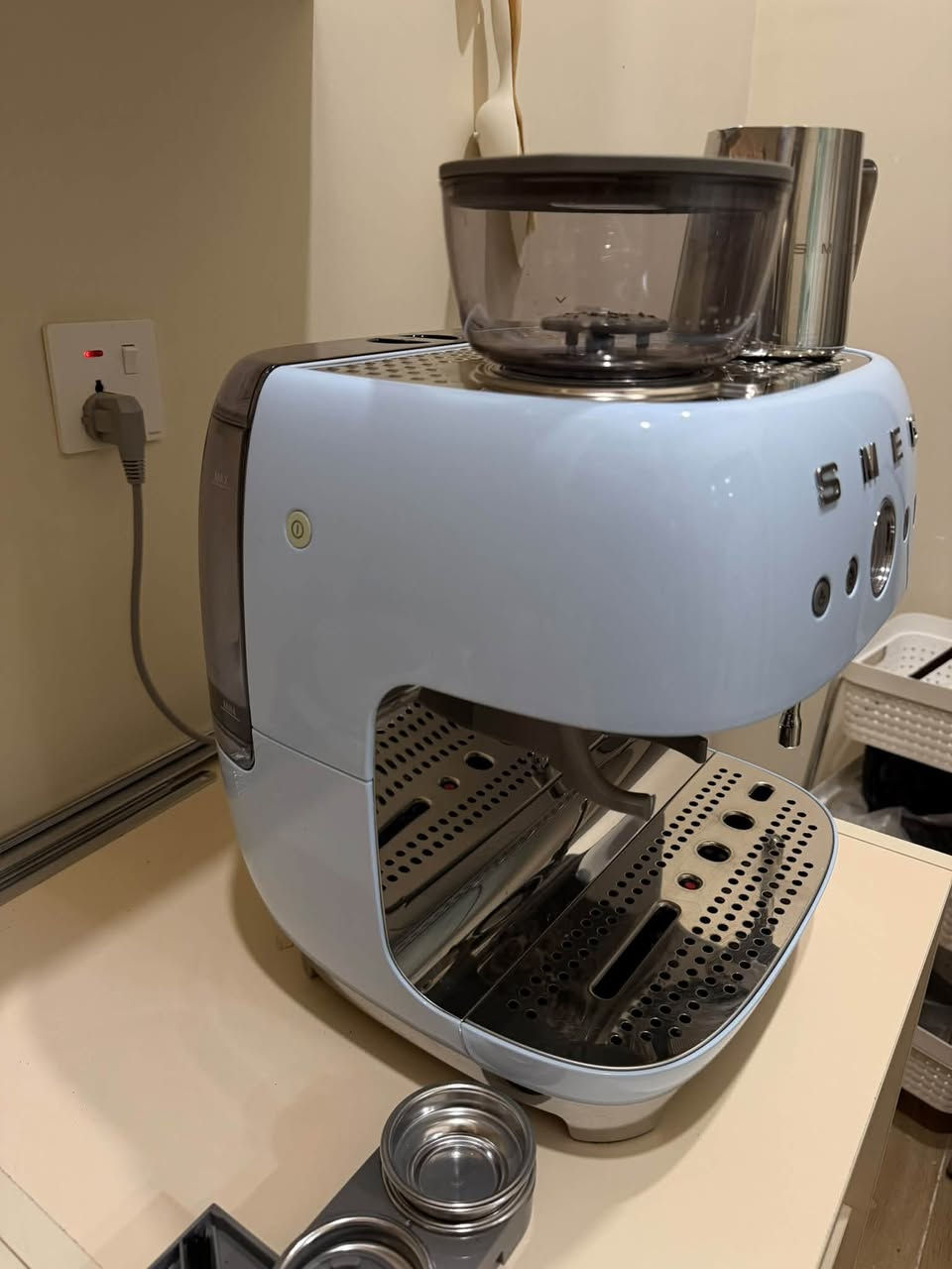 * ماكينة إسبريسو SMEG EGF0  مع مطحنة مدمجة.
• بورتافلتر 58m
* تعمل بنظام طحن وتحضير القهوة في نفس الماكينة.
* تحتوي على عصا تبخير للحليب.
* الماكينة بحالة جيدة ونظيفة كما موضح بالصور.
* تأتي مع ملحقاتها الظاهرة بالصورة، ومنها البورتافلتر والسلال وملحقات التنظيف.
* اللون: أزرق فاتح.
من خلال استخدامي لهذا الجهاز اقوى شي بيه هو المطحنة لان نادرا ما تجي الطاحونة ممتازة بجهاز مدمج ومن ثم قوة البخار .

